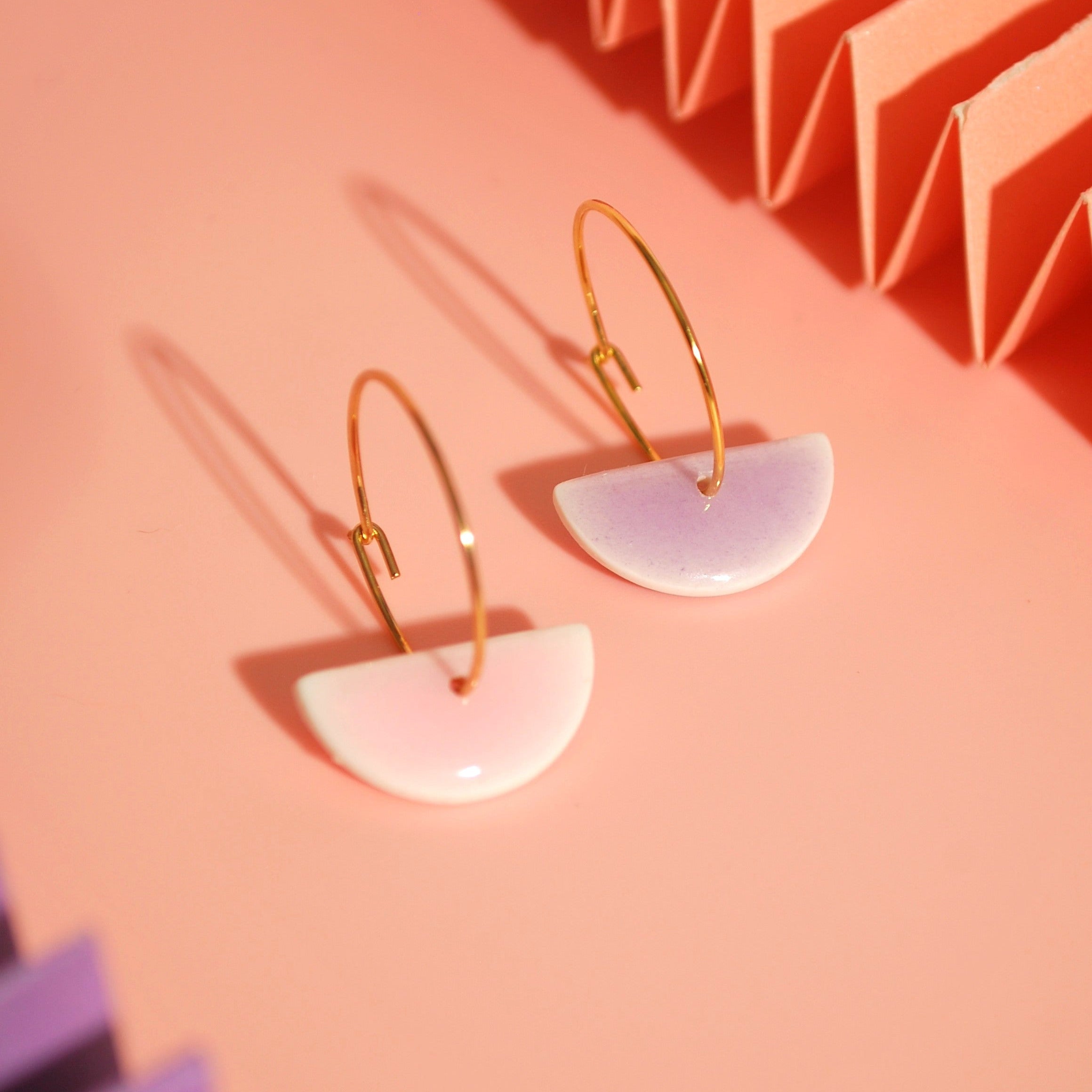 Statement-Creolen in Rosa und Lila aus Polymer Clay auf rosa Untergrund