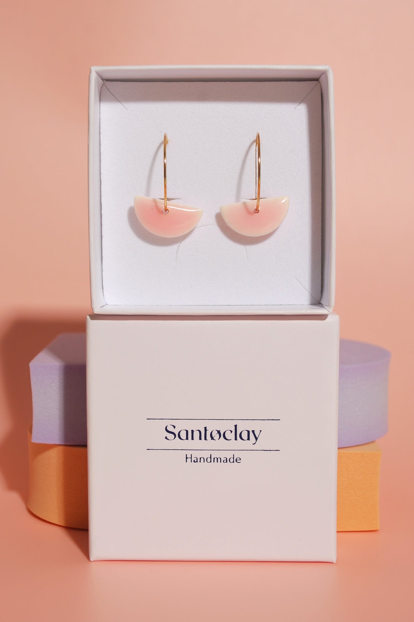 Rosa Creolen in Schmuckbox mit Santoclay Logo