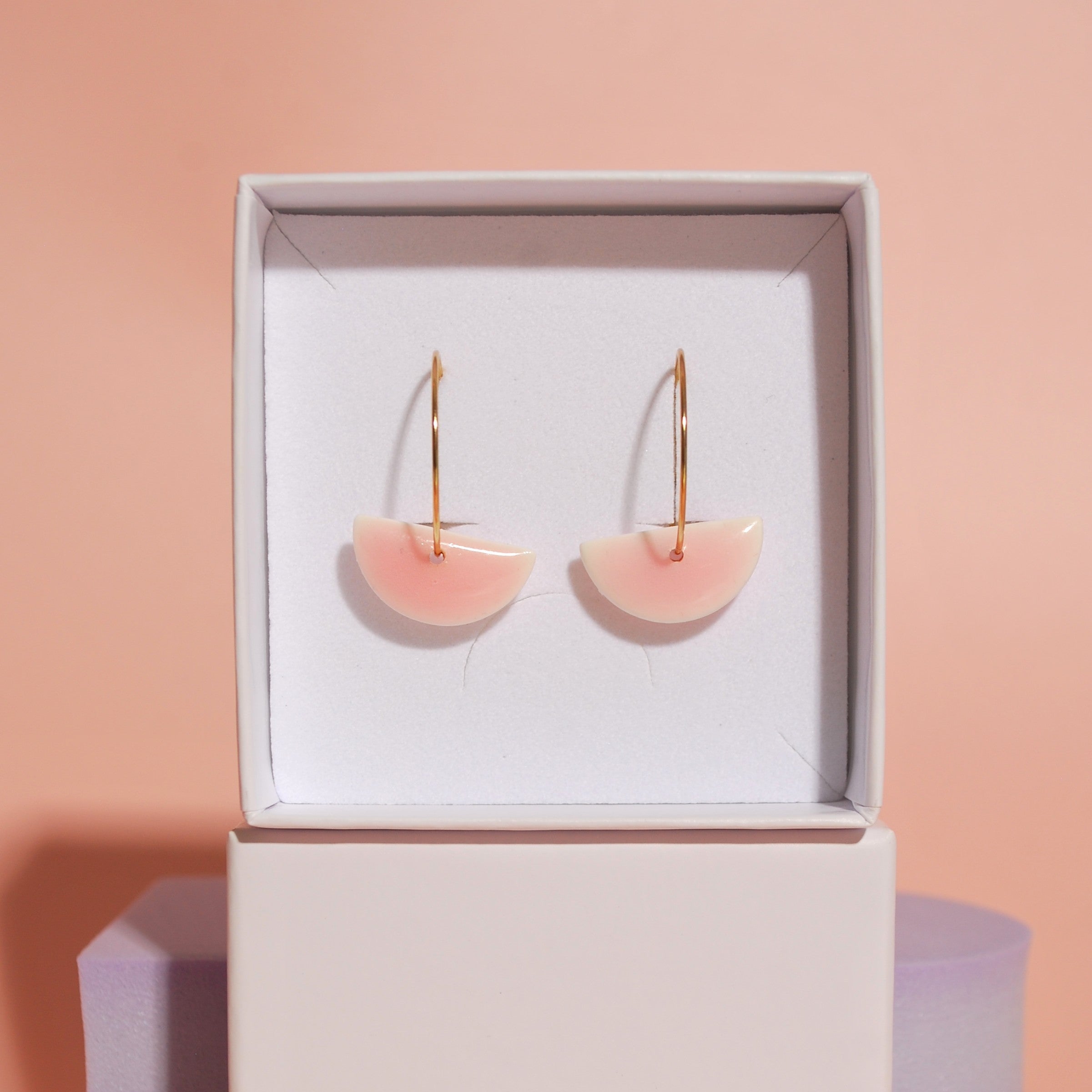 Rosa Creolen in Schmuckbox mit Santoclay Logo