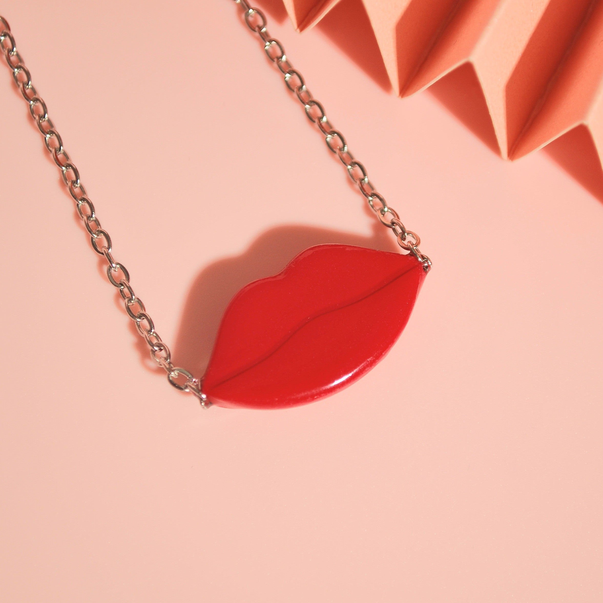 Statement rote Lippenkette – leicht und hautfreundlich