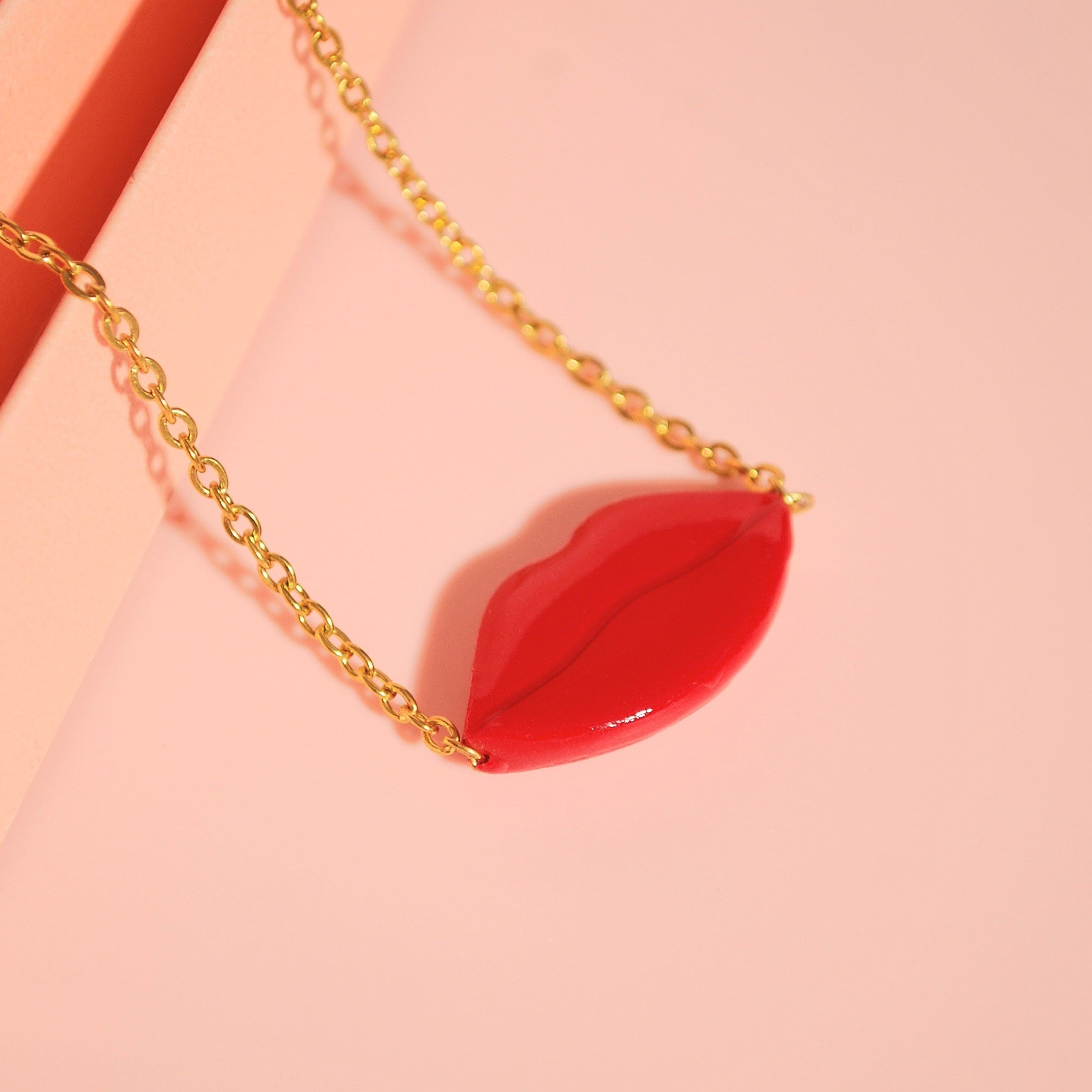 Rote Lippenkette aus Polymer Clay mit goldfarbener Edelstahlkette