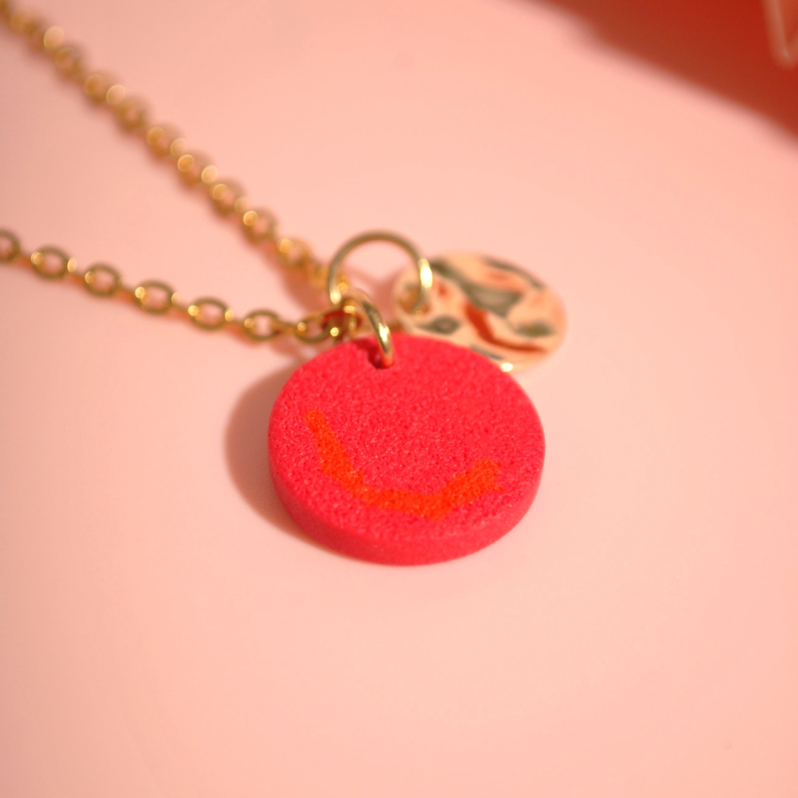 Zarte Kette aus chirurgischem Edelstahl mit pinkem Anhänger