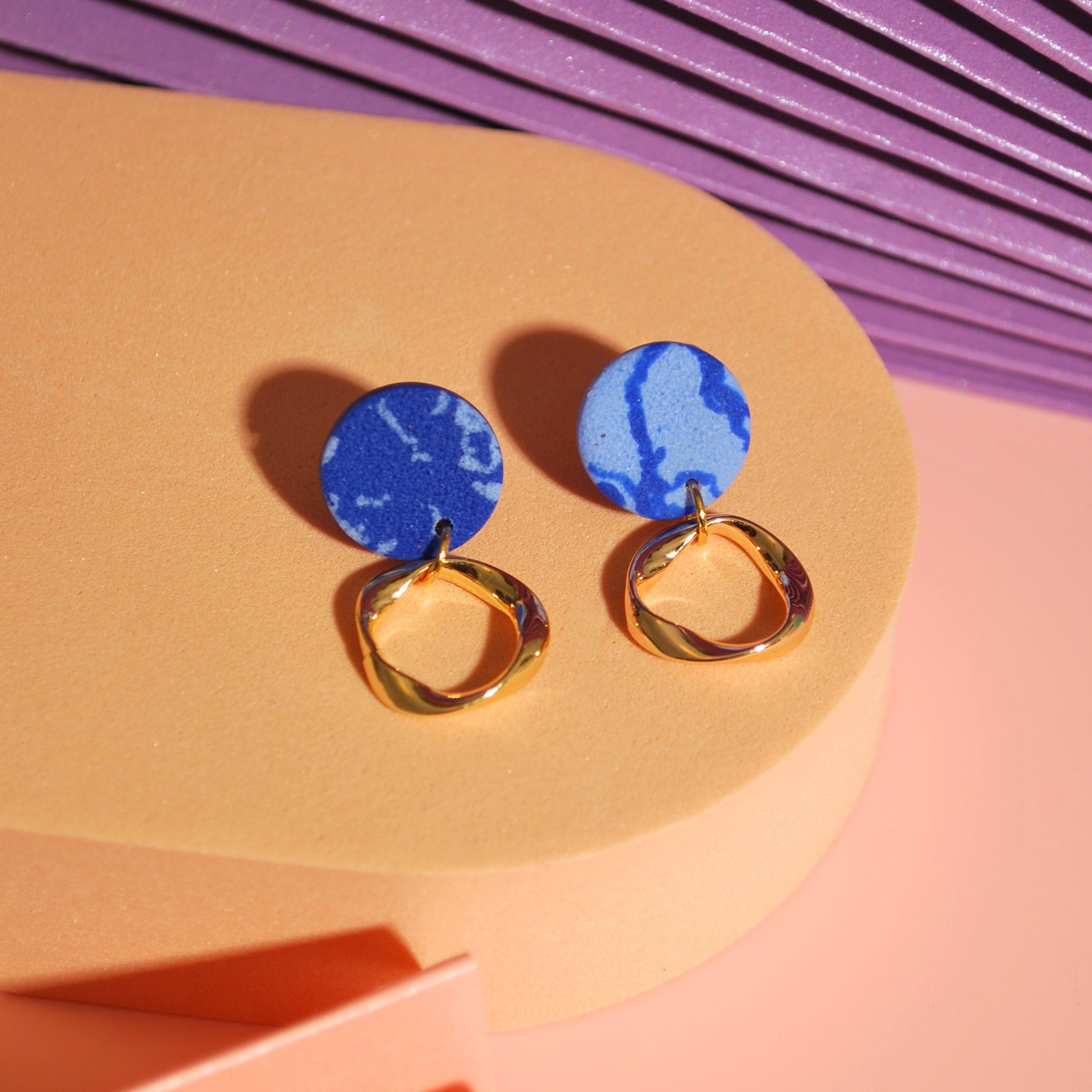 Linda – blaue Statement-Ohrringe mit 24K Vergoldung