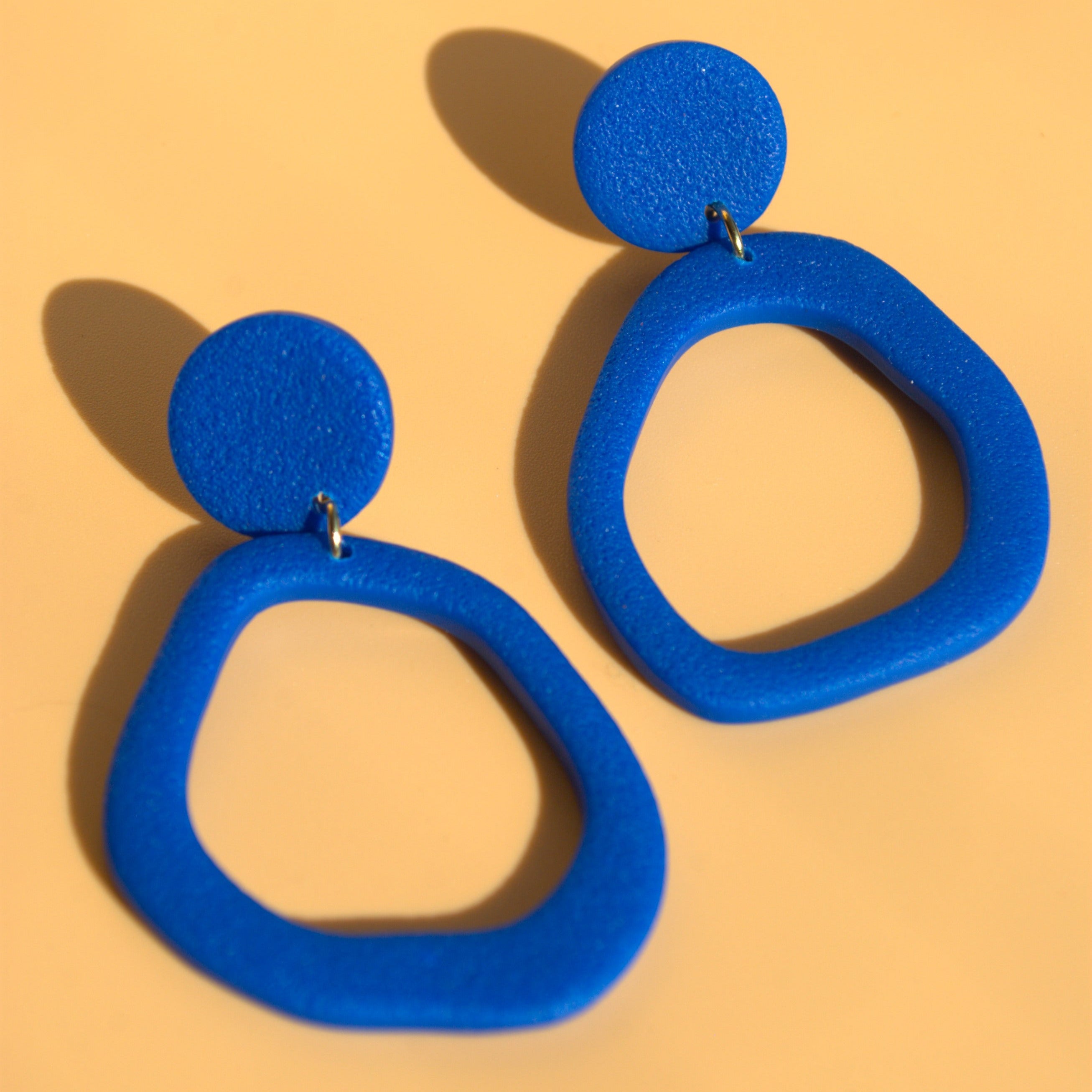 24K vergoldete Statement-Ohrstecker in kräftigem Blau