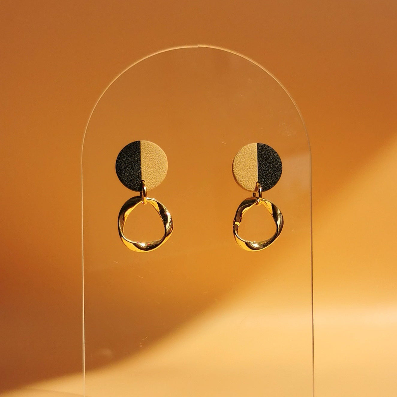 Hochwertige vergoldete Ohrringe mit feiner Textur