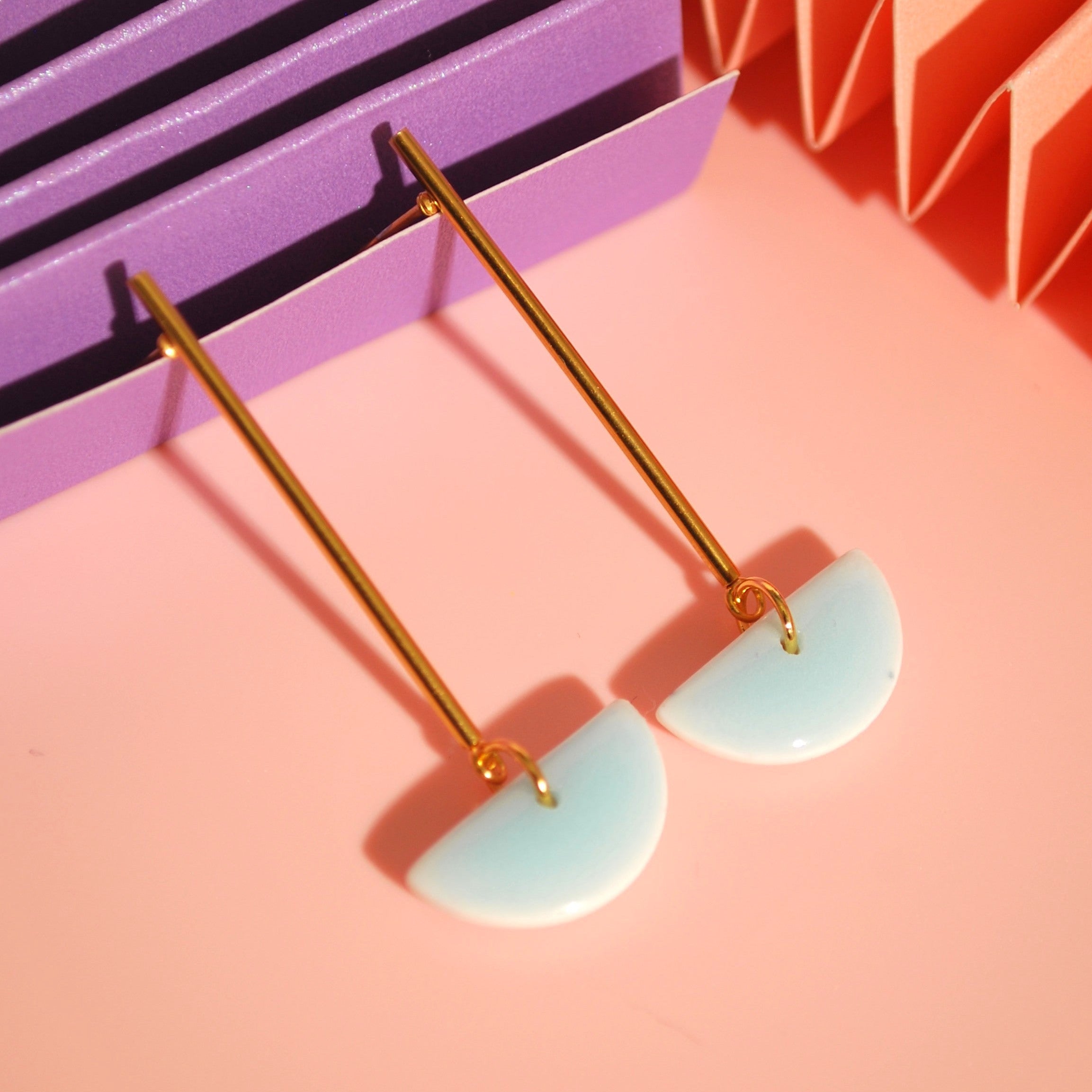 Lange Ohrringe mit hellblauem Halbkreis-Anhänger aus Polymer Clay