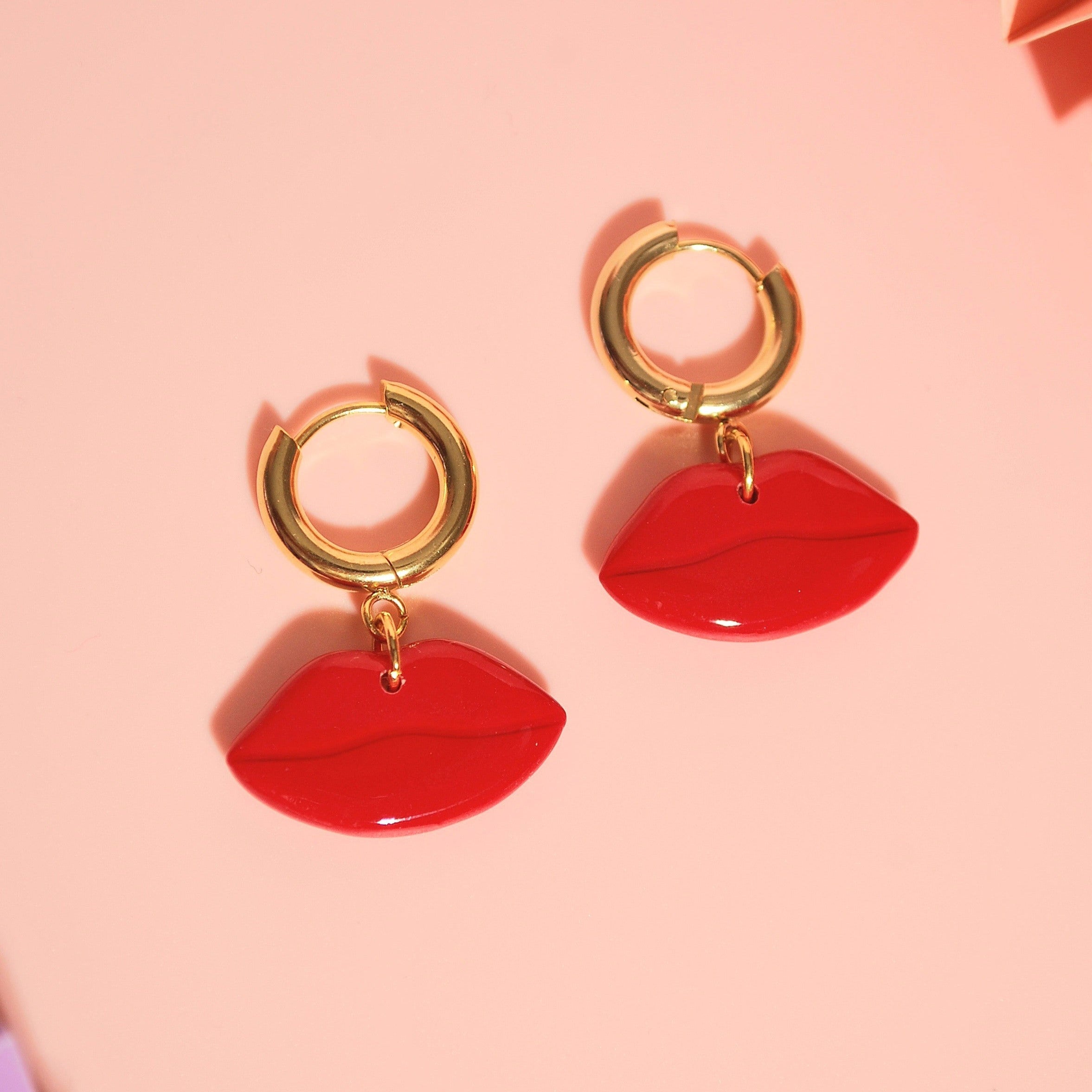 Red Kiss Creolen aus vergoldete Edelstahl mit roten Lippenanhängern