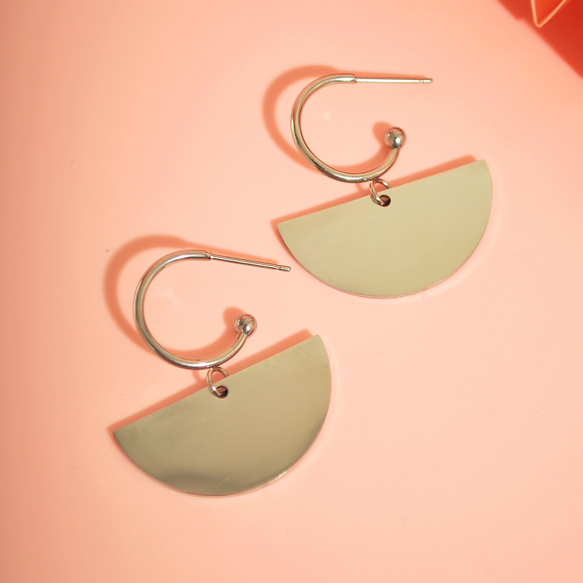 Halbkreisförmige Ohrringe aus chirurgischem Edelstahl