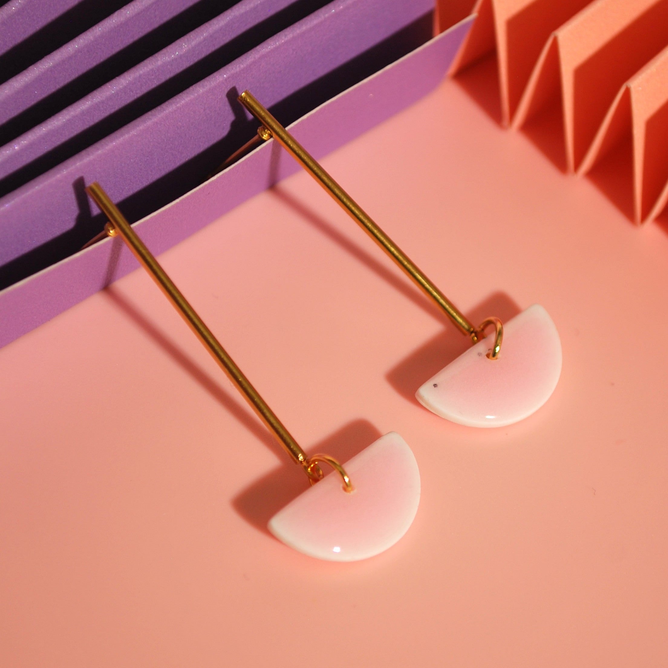 Roséfarbene Statement-Ohrringe aus Polymer Clay und vergoldetem Stab