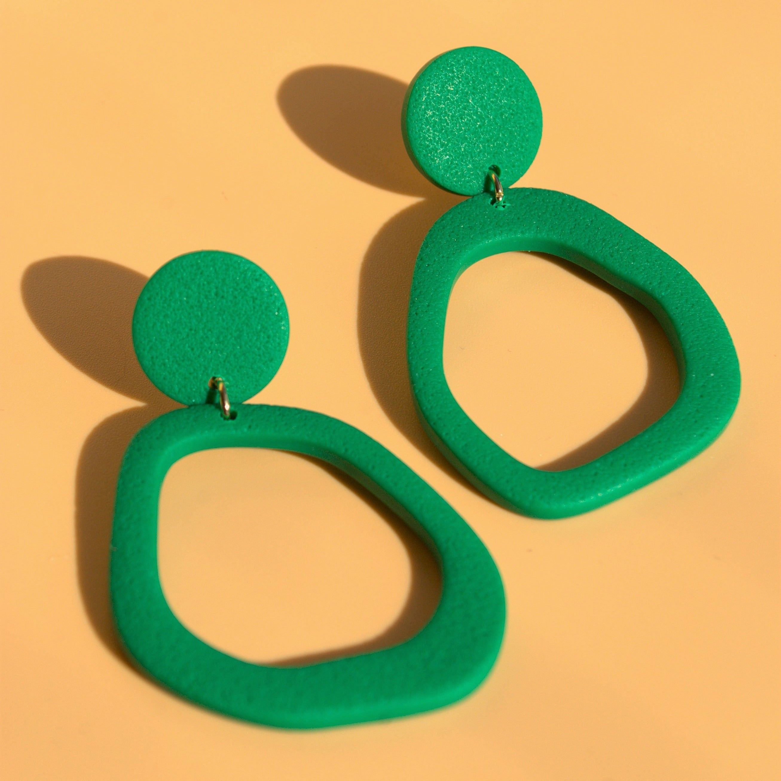 Leuchtende Statement-Ohrringe in frischem Grün