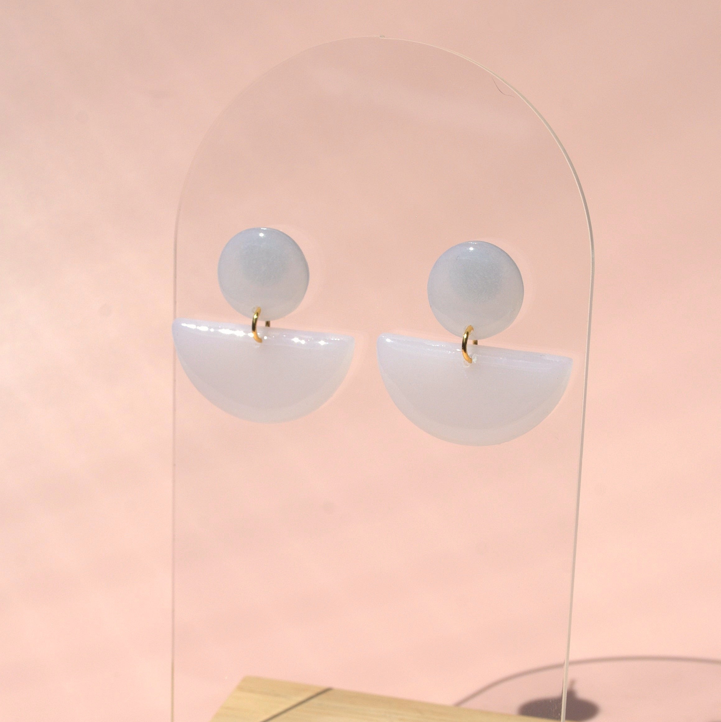 Handgefertigte weiße Ohrringe im Retro-Stil – leicht & elegant