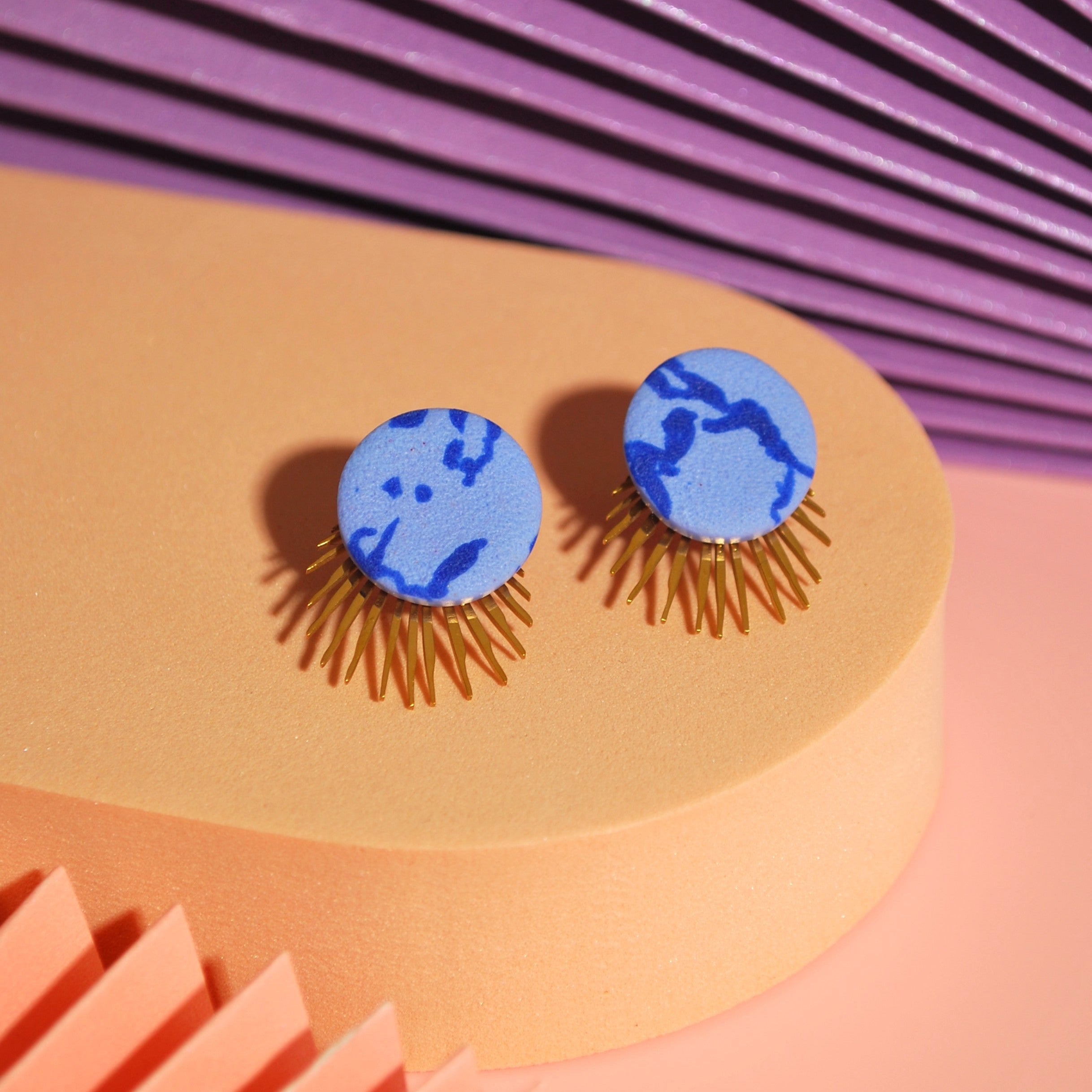 Blaue Statement-Ohrstecker mit grafischen Elementen