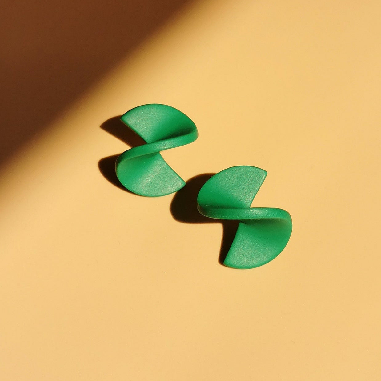 Bunte Ohrstecker mit Farbverlauf – stylisch & federleicht