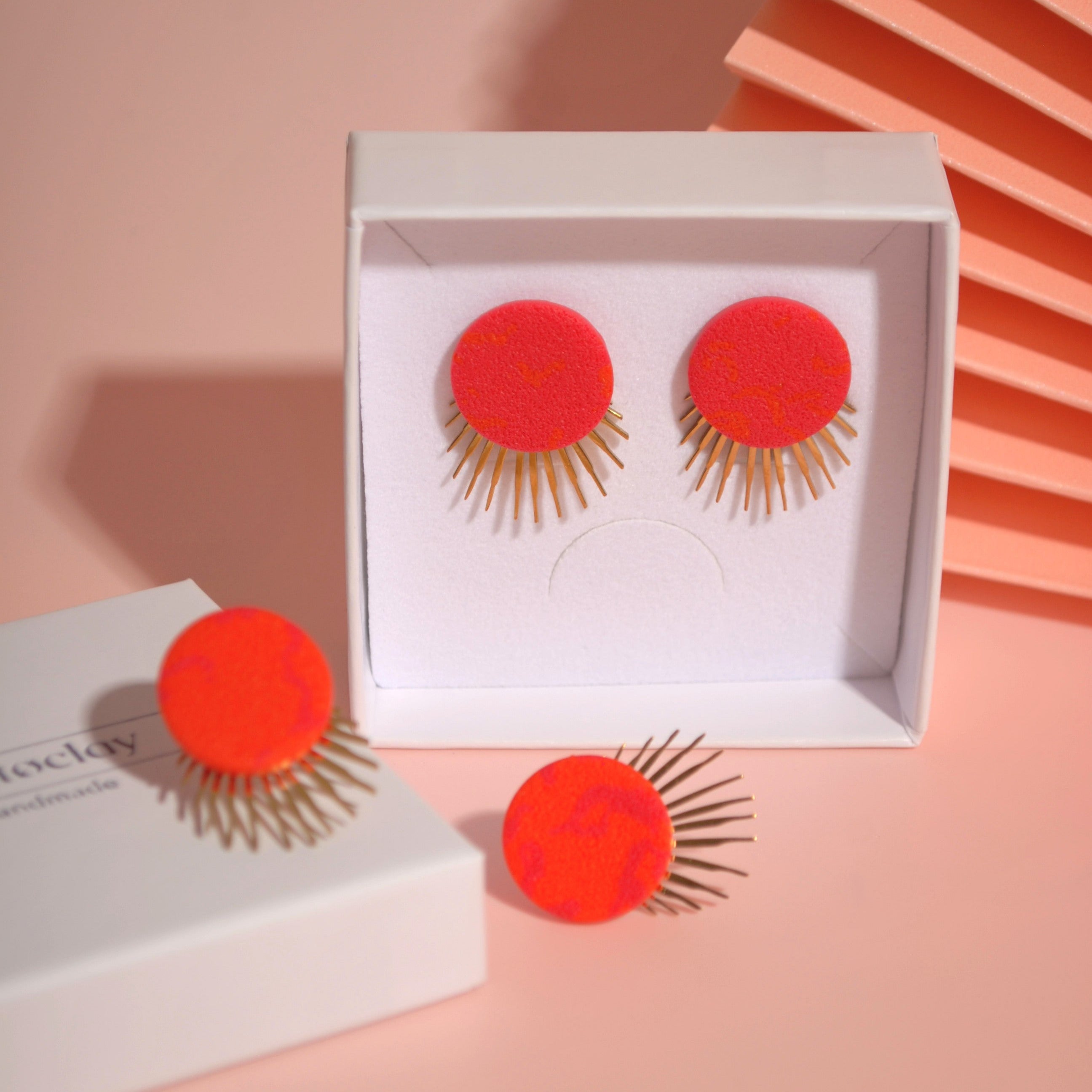 Vergoldete Steckerohrringe für stilvolle Looks – Schmuckbox - Santoclay