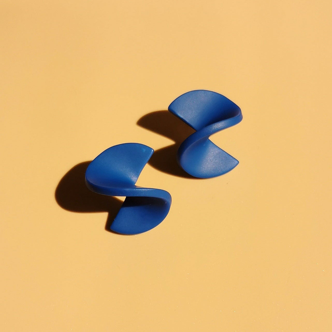 Leichte Ohrstecker für empfindliche Haut – Design in Blau-Grün