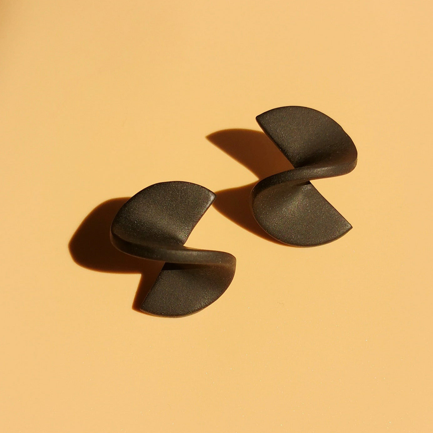 Elegante Ohrstecker in dunklen Tönen – leicht & hautfreundlich