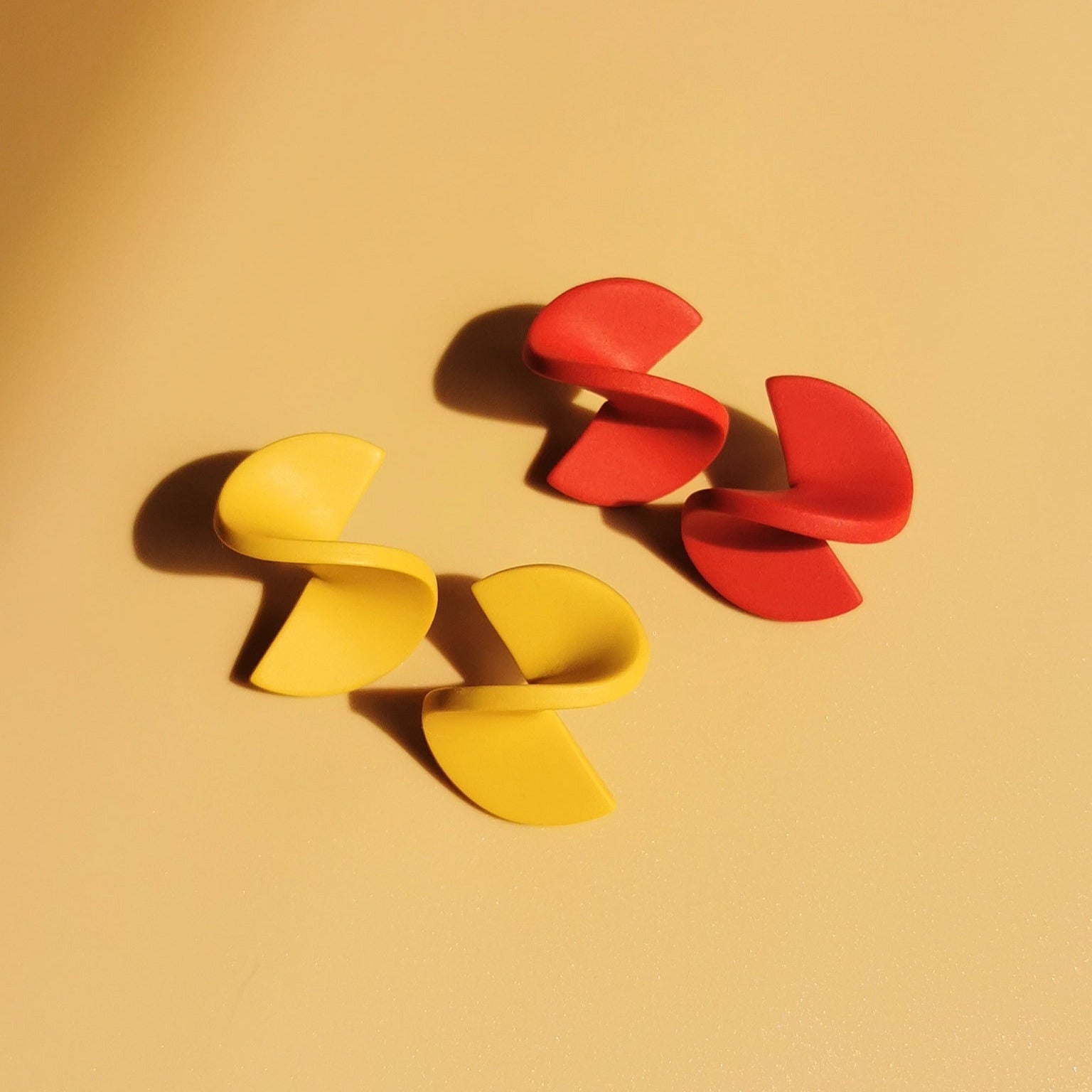 Gedrehte Statement-Ohrstecker in Rot & Gelb – handgefertigt