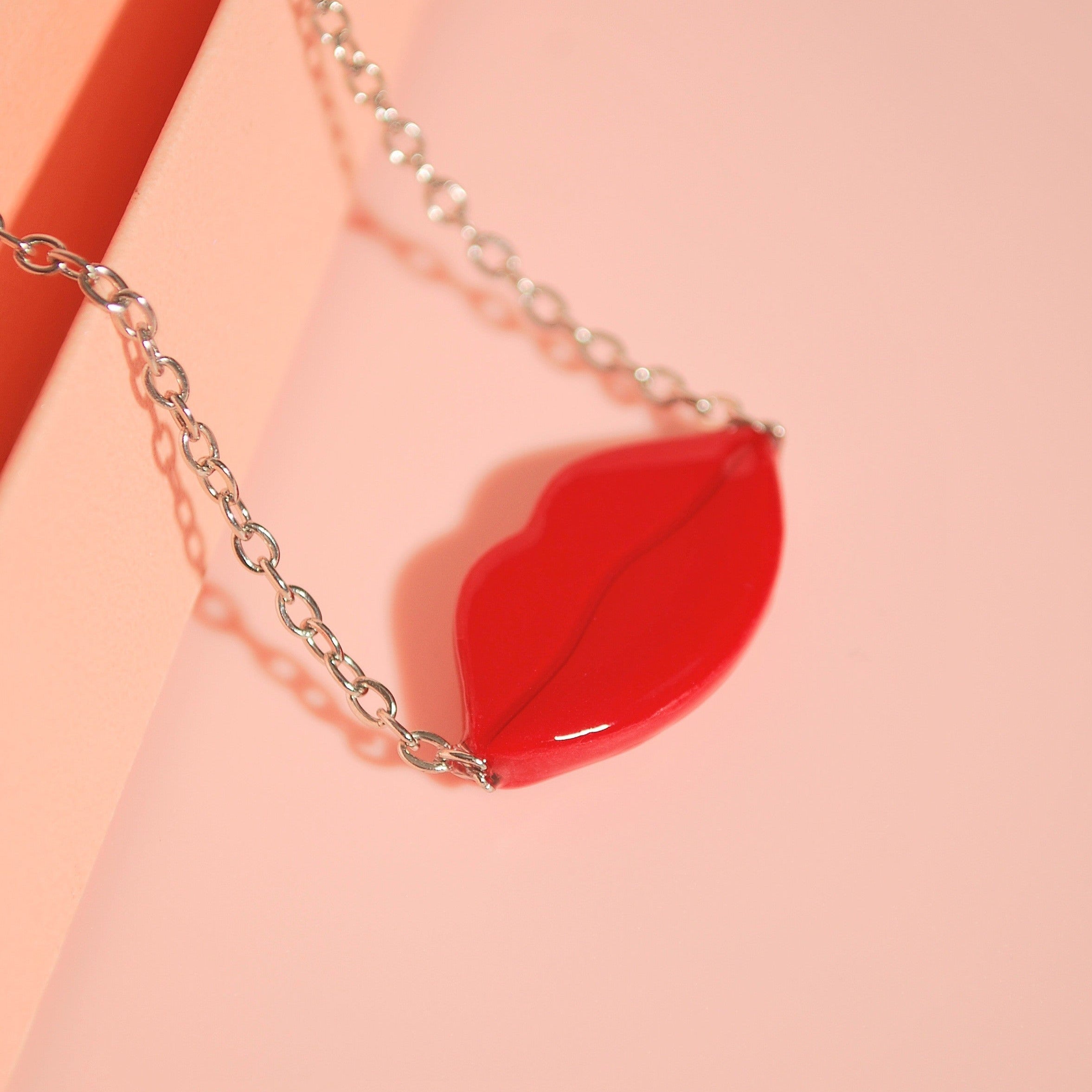 Rote Lippenkette aus Polymer Clay mit silberfarbener Edelstahlkette