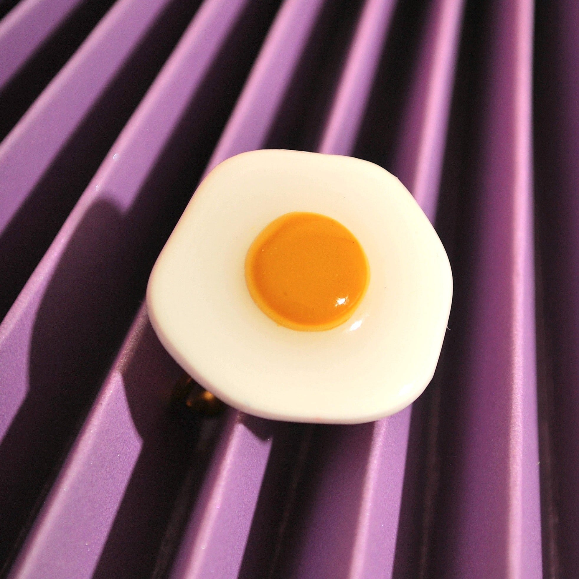 Santoclay Handmade Eggstasy Ring auf violettem Hintergrund