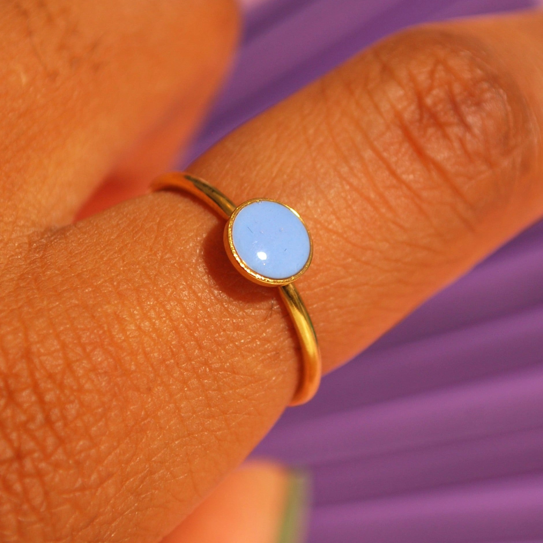 Minimalistischer Ring mit Lavendel-Farbakzent