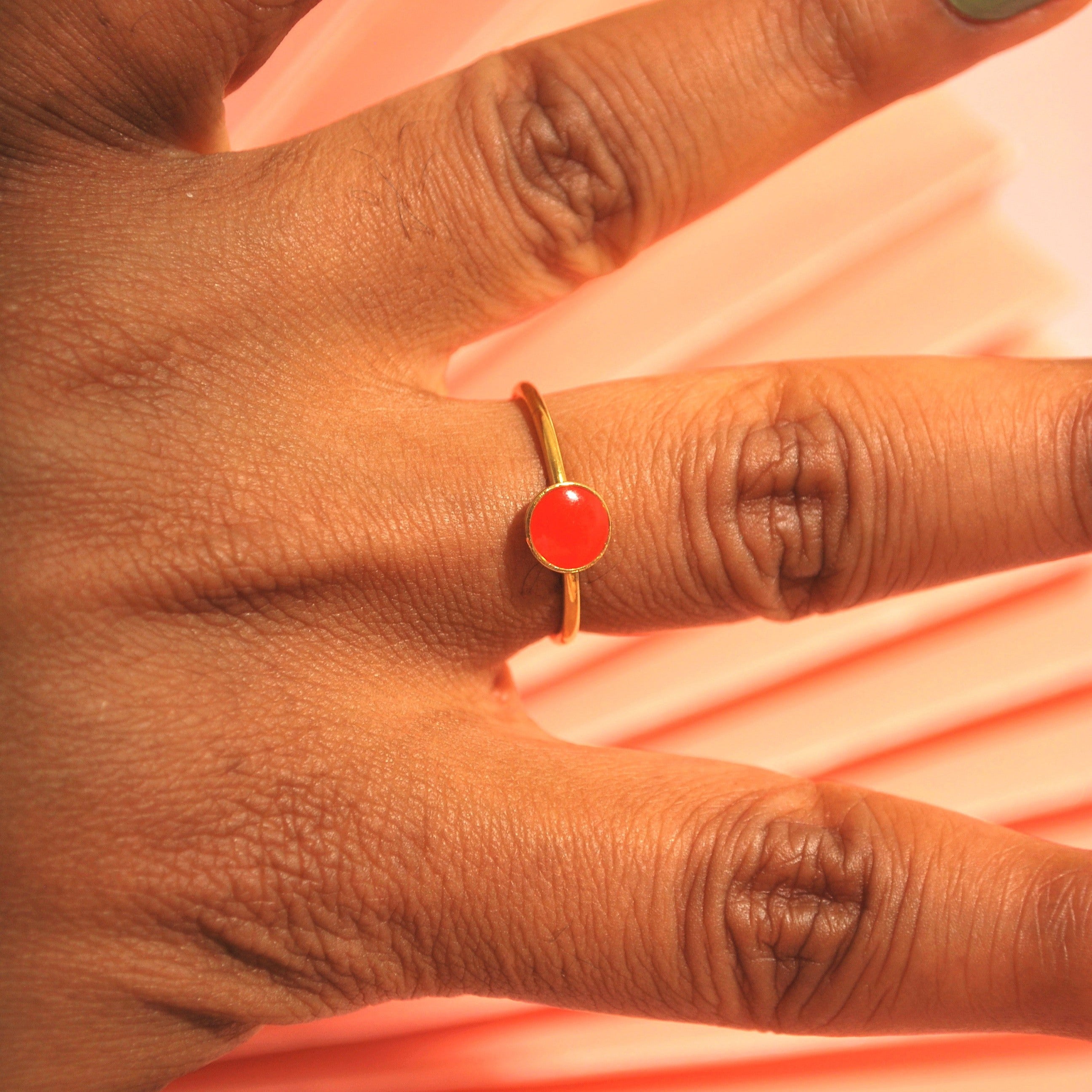 Minimalistischer Ring mit orangefarbenem Akzent