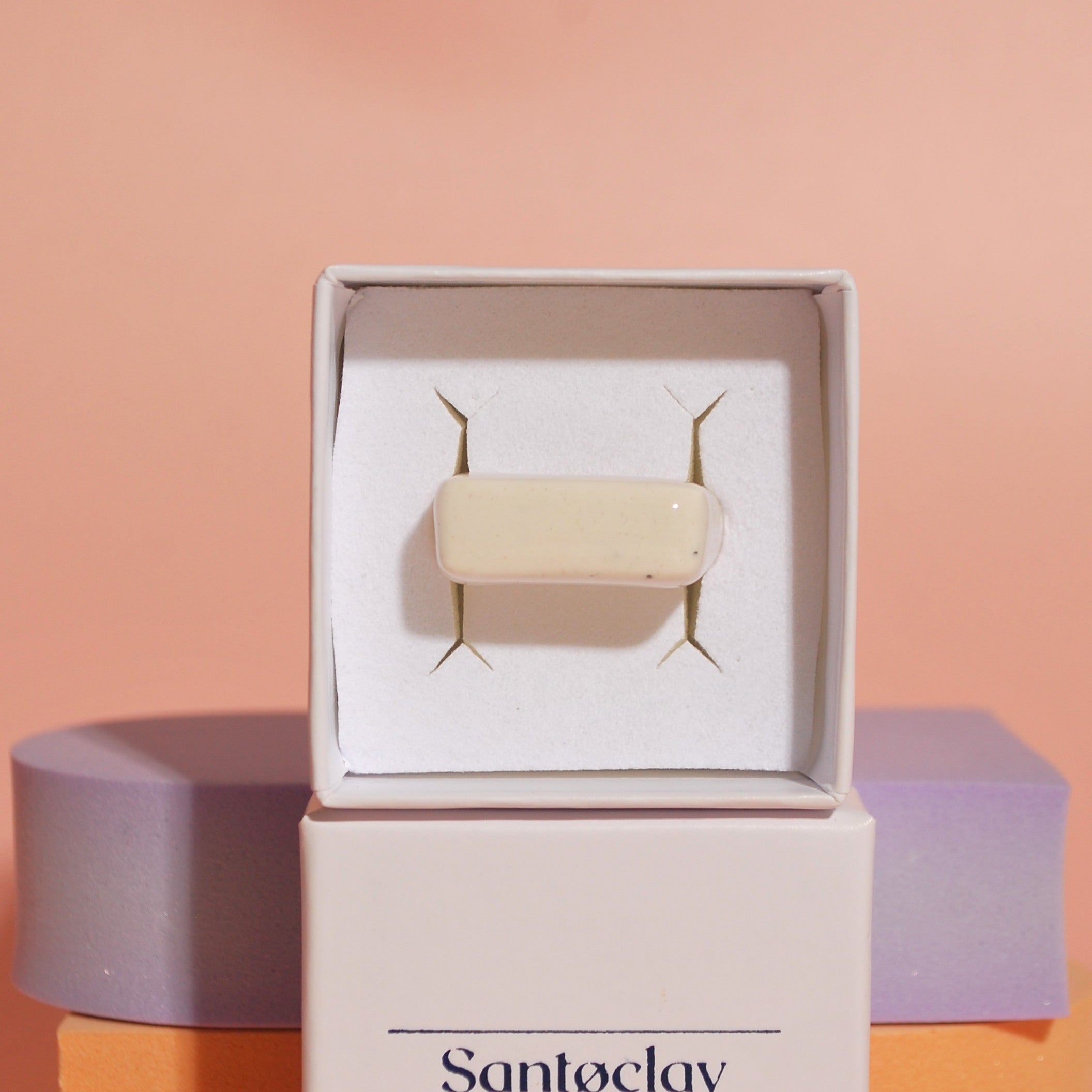 Ring aus Polymer Clay mit glänzendem Finish in Weiß