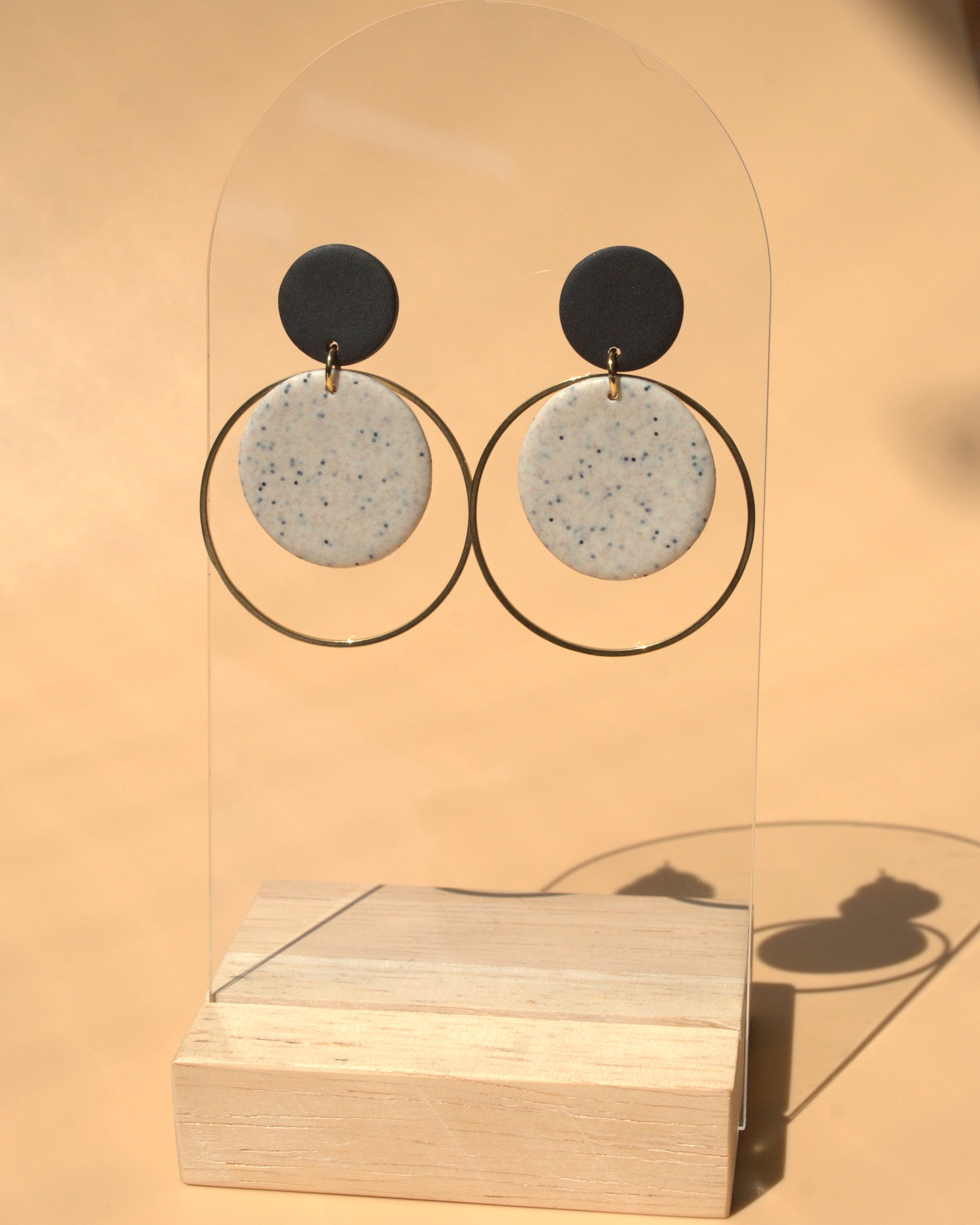 Vergoldete Statement-Ohrringe für sommerliche Looks