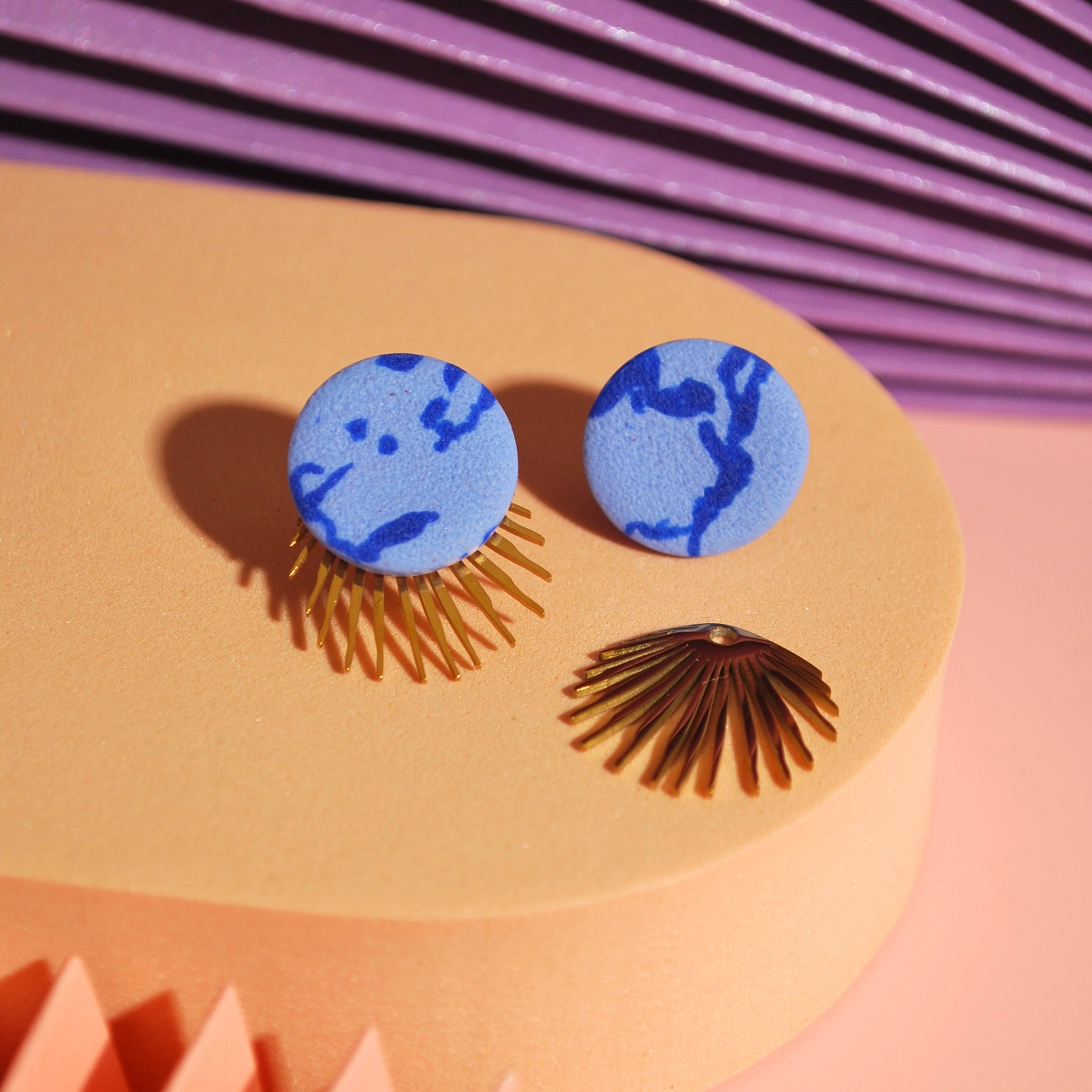 Runde Ohrstecker in Hellblau mit goldenen Akzenten