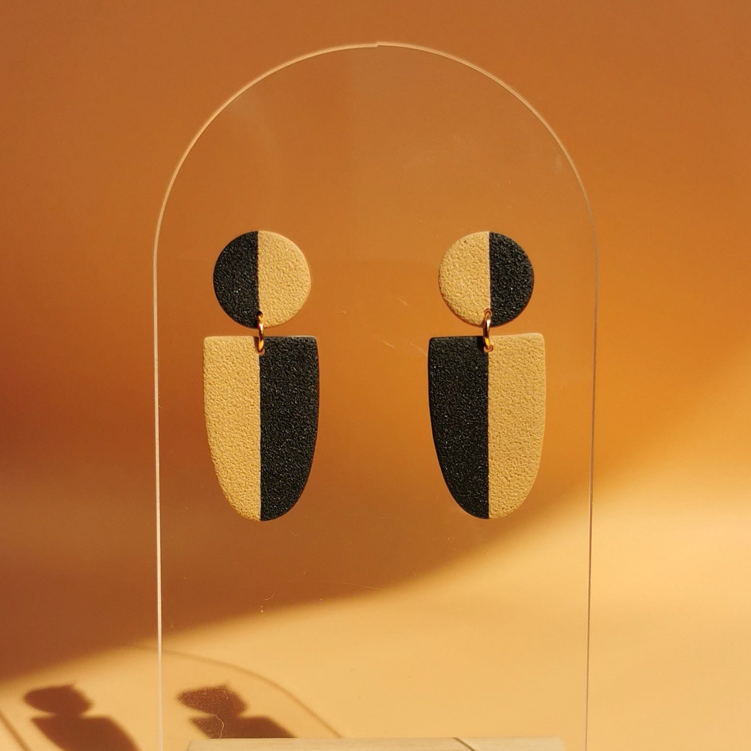 Design-Ohrschmuck mit 24K Vergoldung – federleicht & stilvoll