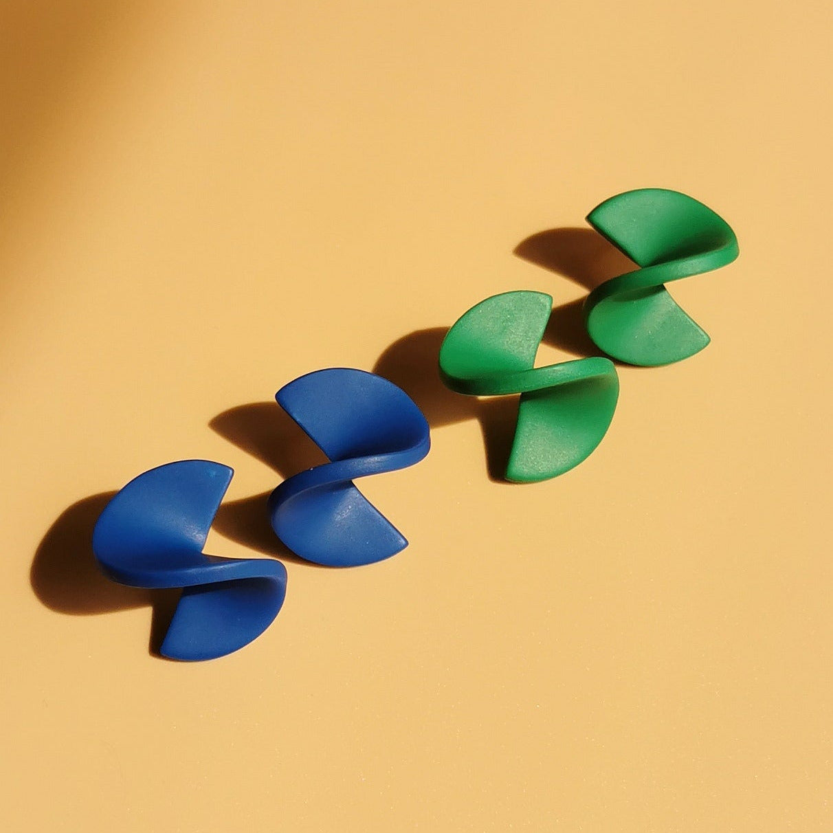 Statement-Ohrstecker in Blau & Grün – handgemacht & vergoldet