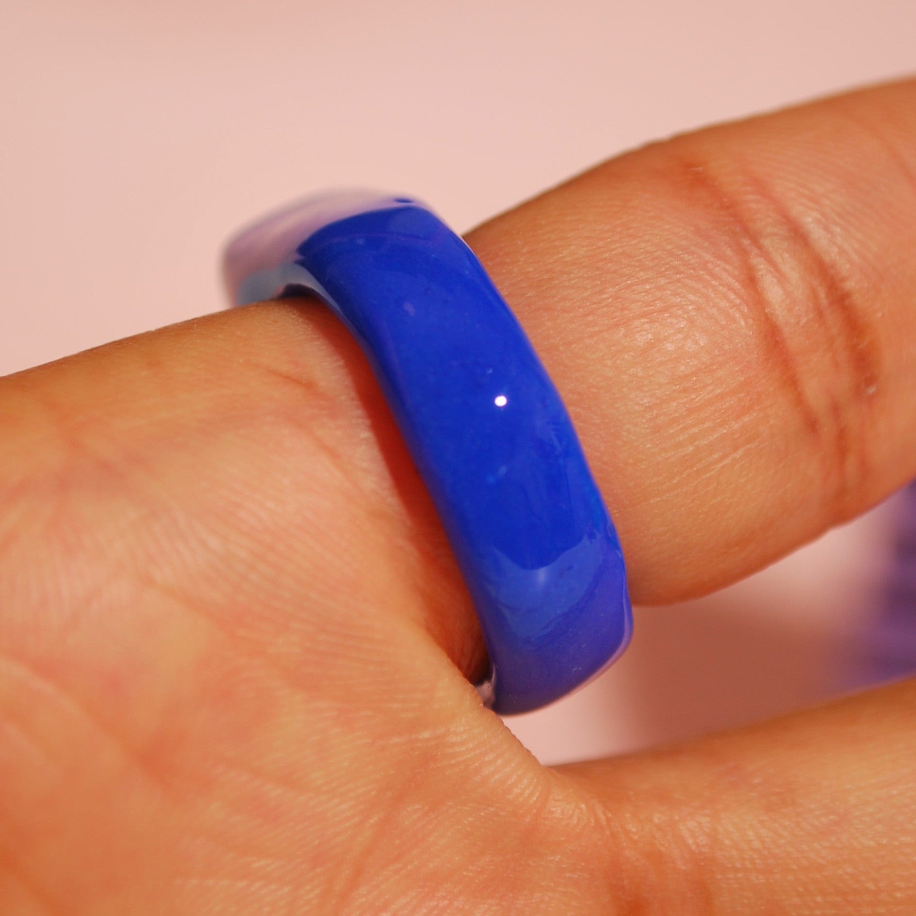 Kunstvoller Fingerring aus Polymer Clay in intensivem Blau