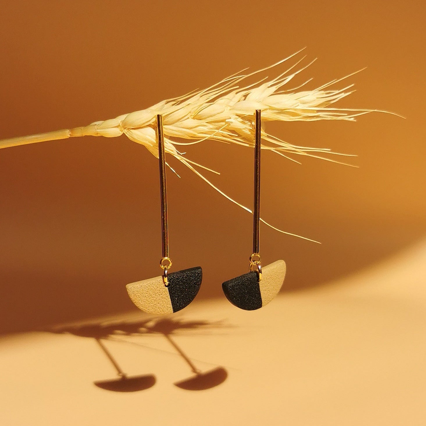 Modernes Ohrringdesign mit eleganter Linie – Santoclay