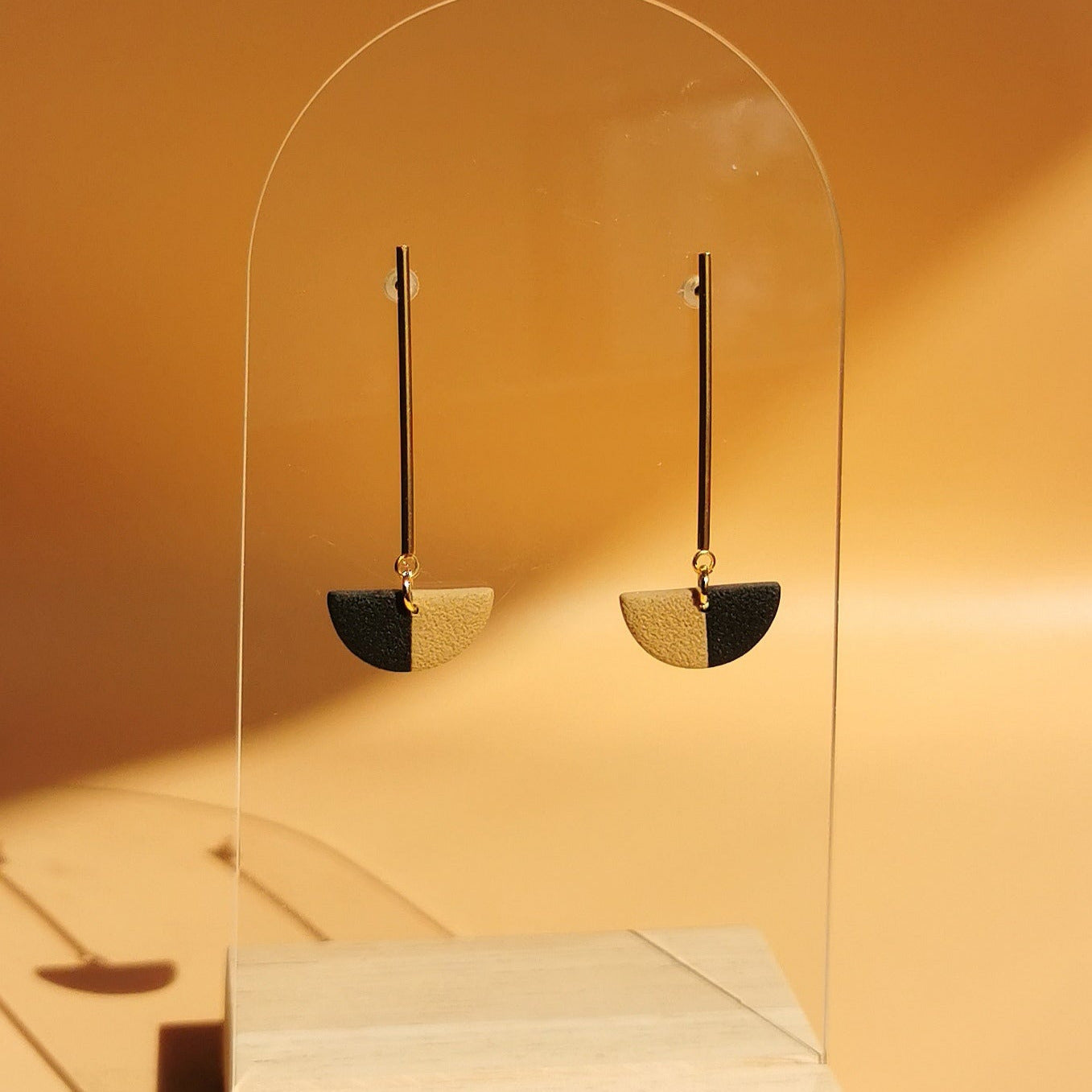 Minimalistische Goldohrringe für besondere Anlässe