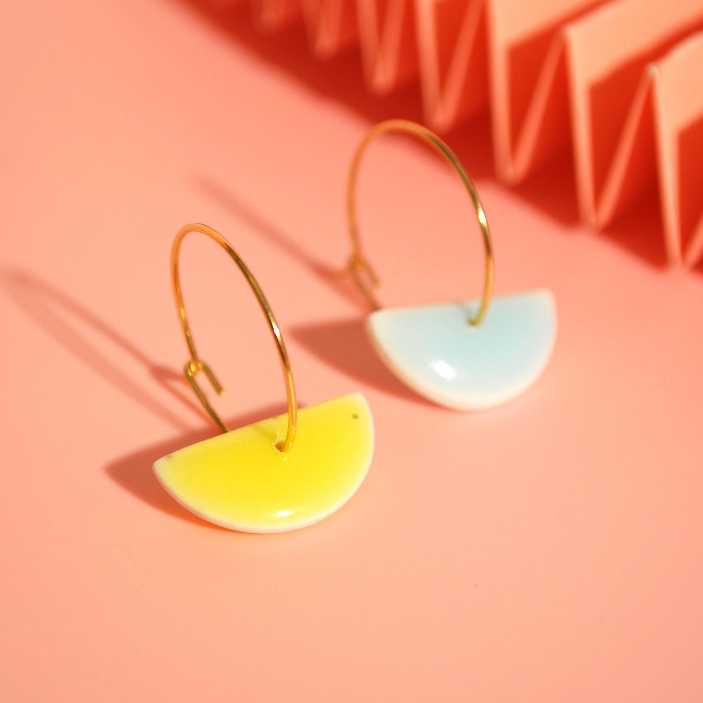 Bunte Creolen – handgemacht & federleicht