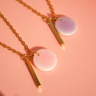 Minimalistische Kette mit rundem Anhänger im Keramik-Look