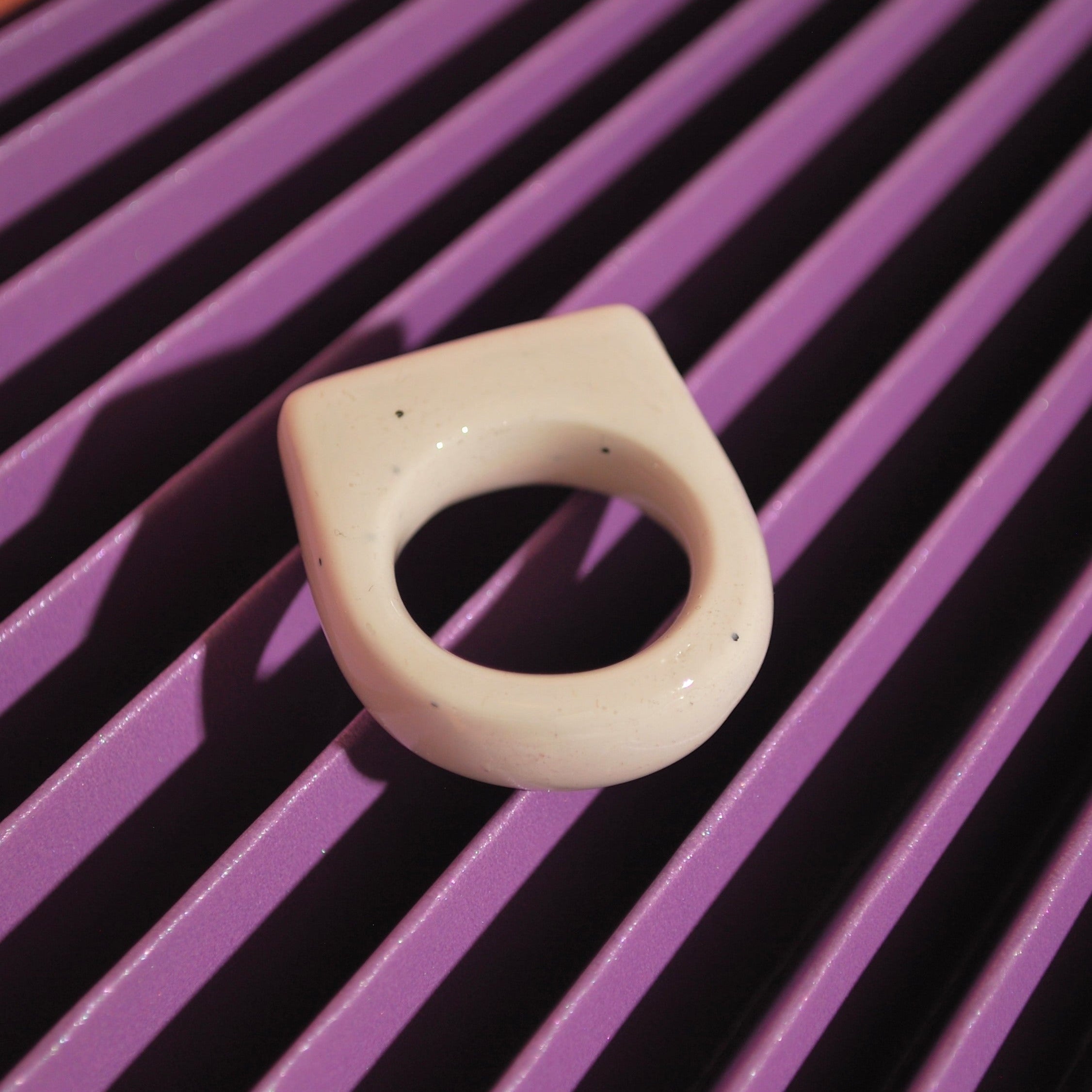 Trendiger Statement-Ring in Weiß von Santoclay Handmade