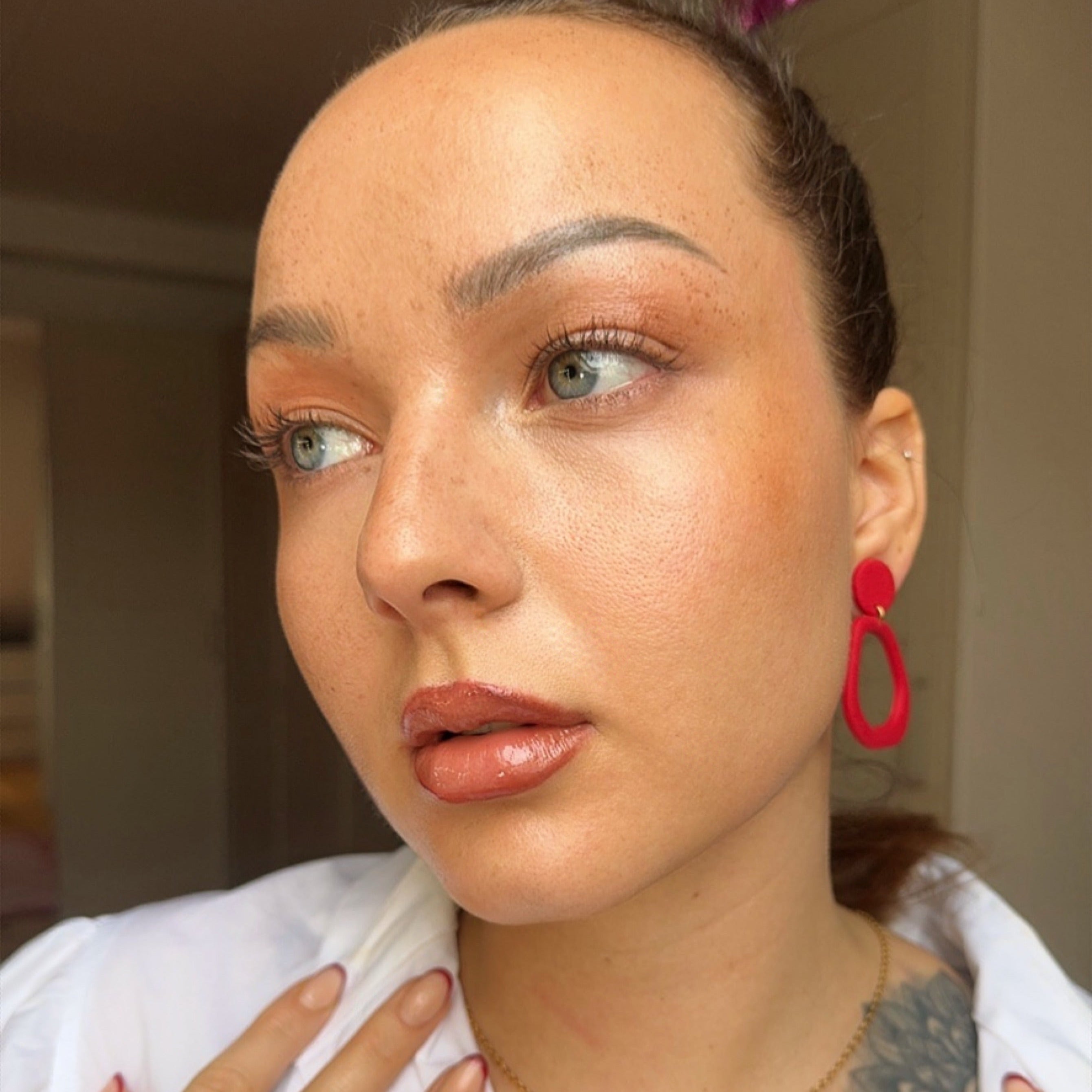 Modell trägt Santoclay Ipanema Ohrringe, Seestern Ring und Halskette