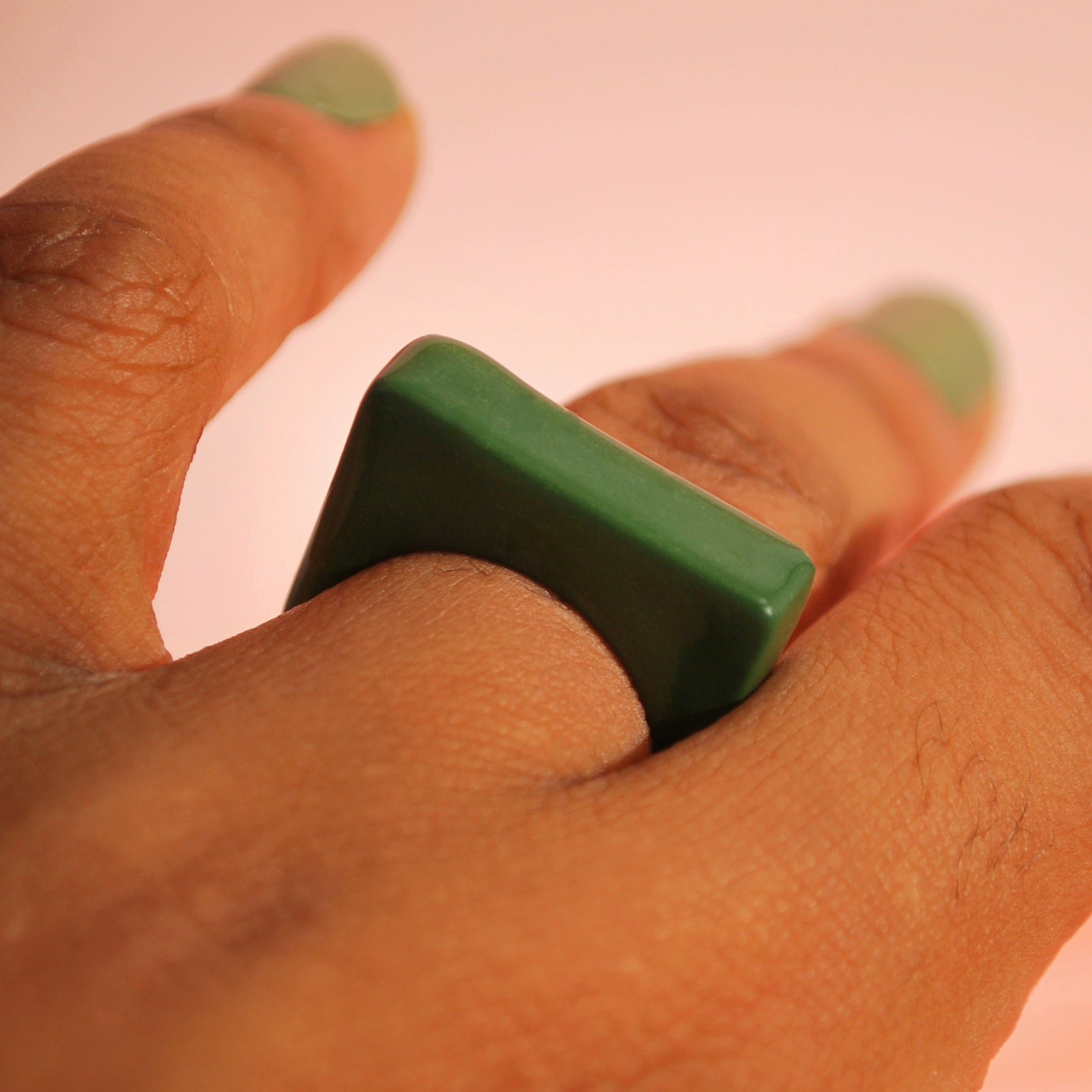 Detailaufnahme eines olivgrünen Ringtops aus Polymer