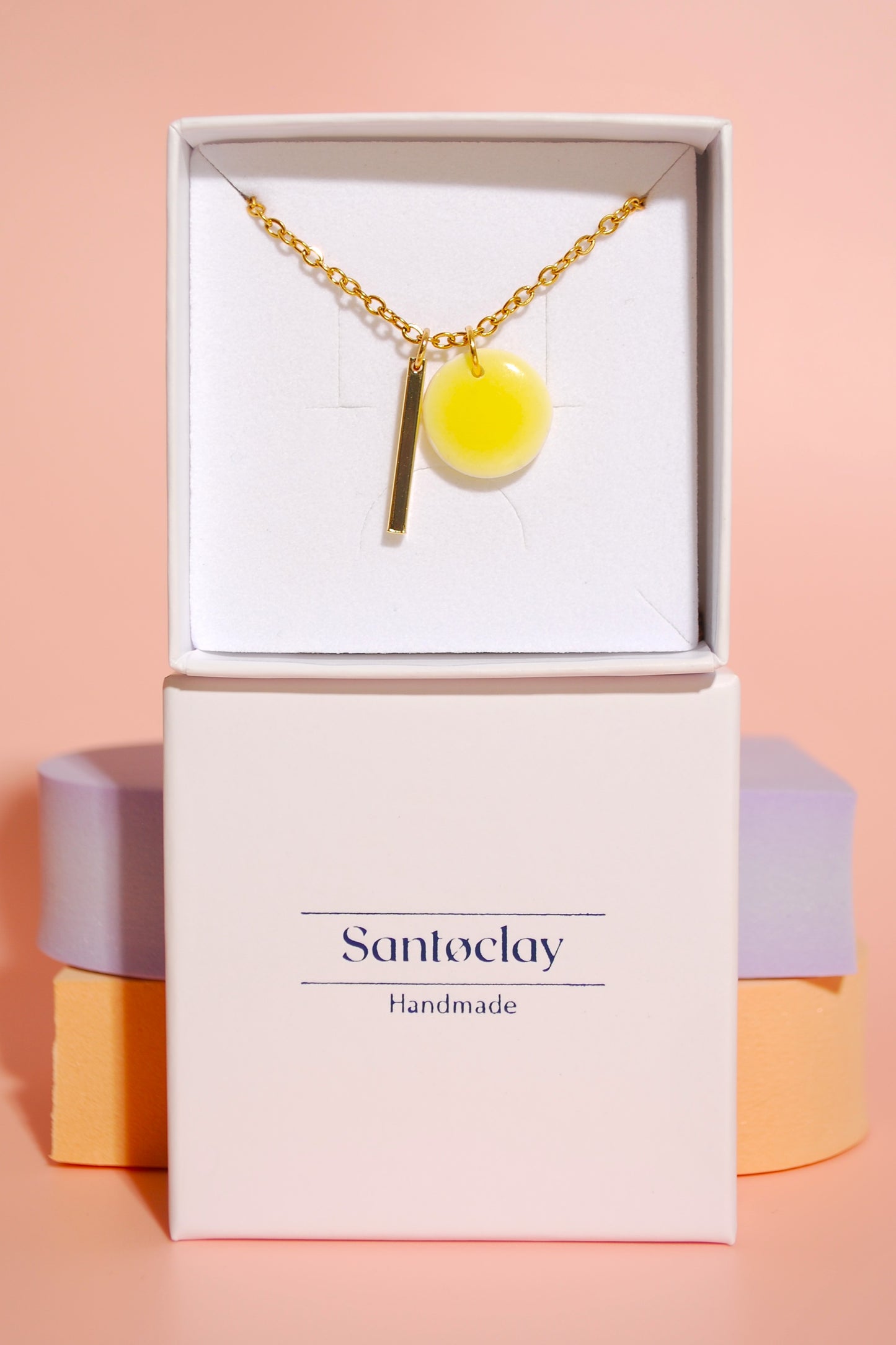 Geschenkverpackte Kette mit sonnengelbem Anhänger