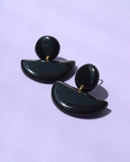 Handgemachte Statement-Ohrringe in Schwarz – minimalistisch & elegant