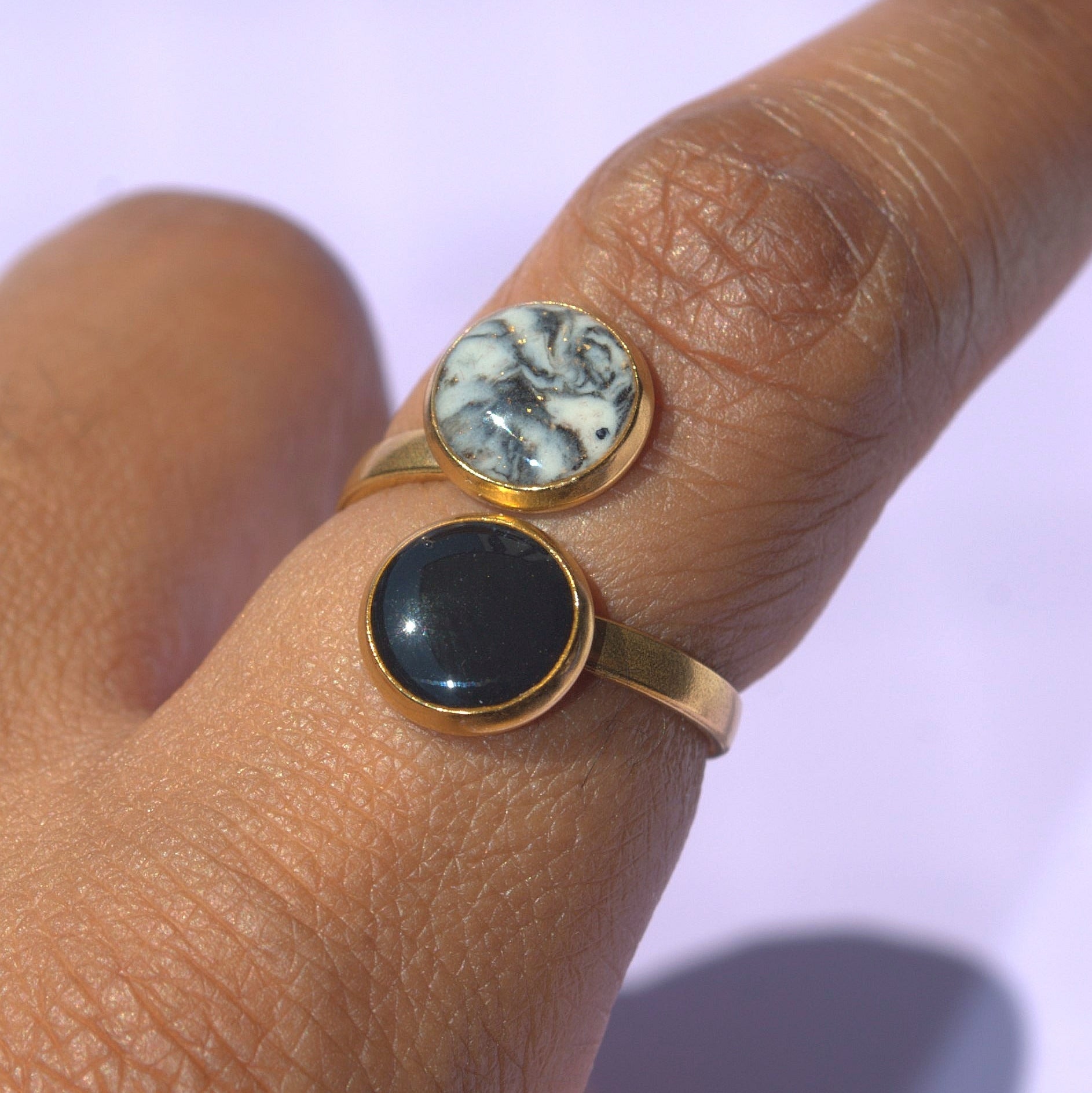 Goldfarbener Doppelkreis-Ring mit schwarzem und marmoriertem Detail