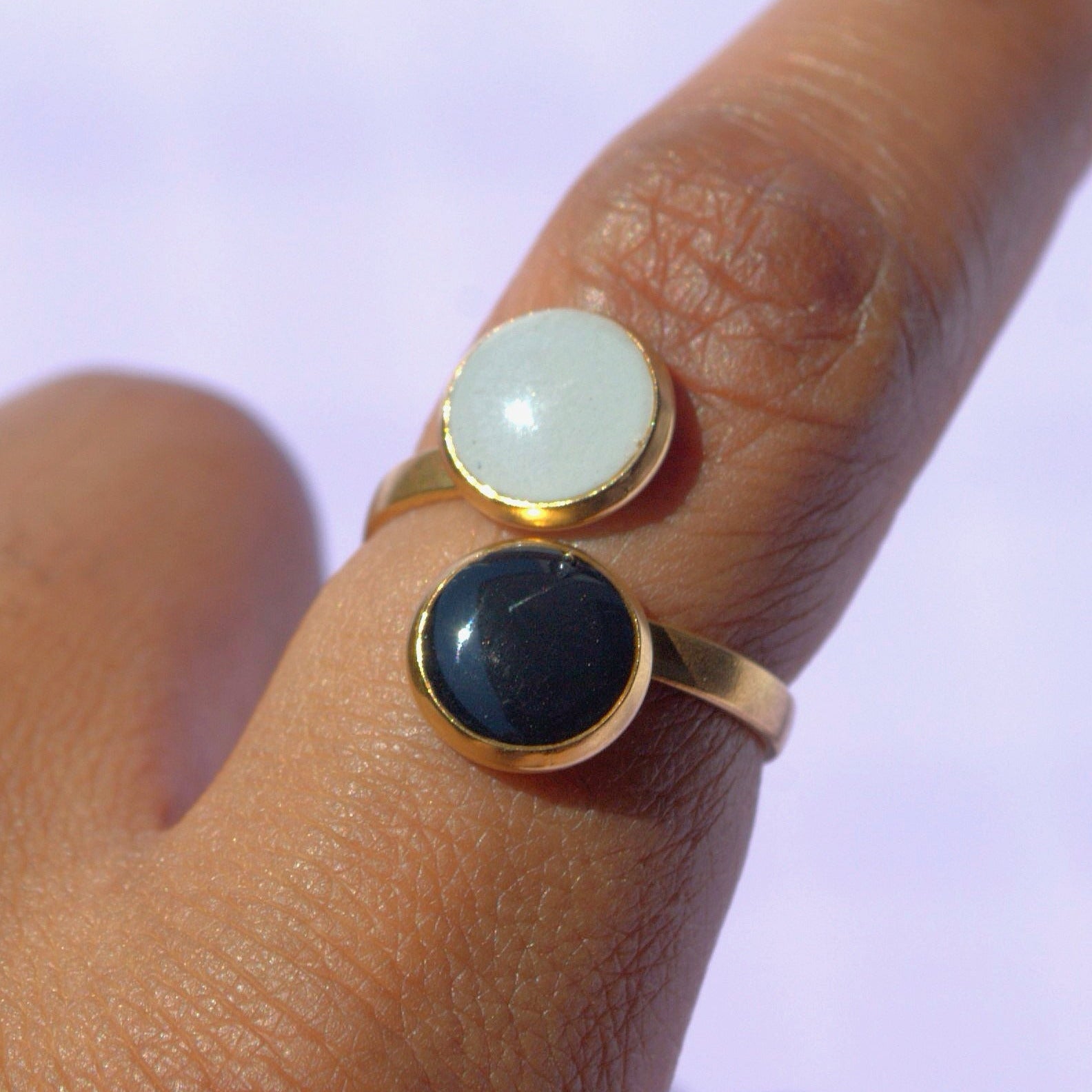 Verstellbarer Ring mit zwei runden Elementen in Schwarz und Grau