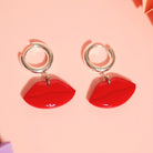 Rote Polymer-Clay Lippen an silberne Creolen