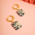 Leichte vergoldete Creolen mit marmorierter Oberfläche