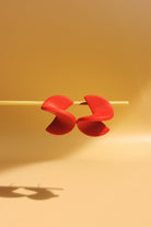 Santoclay Ohrstecker in Spiralform – rot-gelb & hautfreundlich
