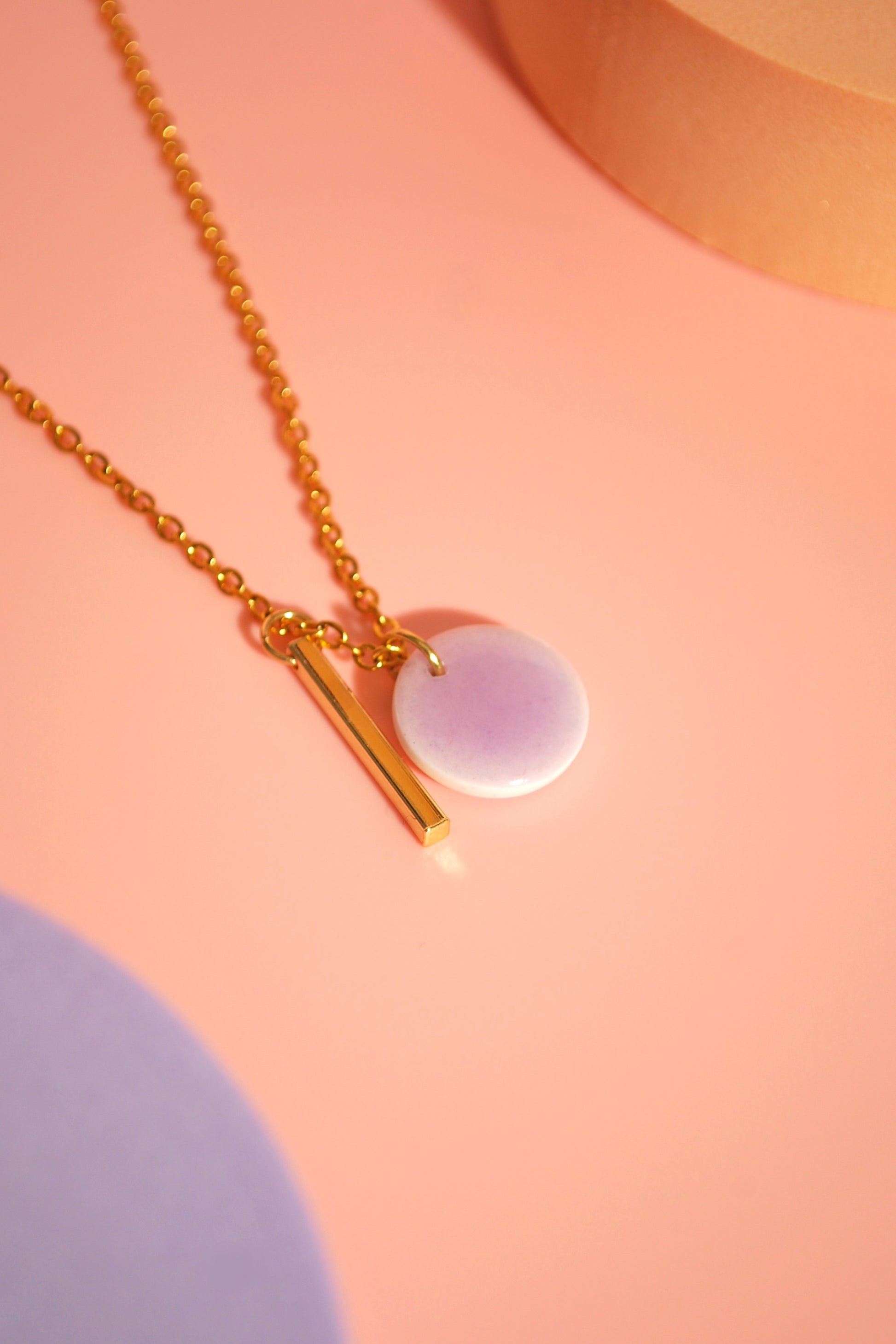 Handgemachte vergoldete Kette mit lila Anhänger aus Polymer Clay