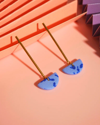 Blaue Langohrringe mit Polymer Clay Anhänger