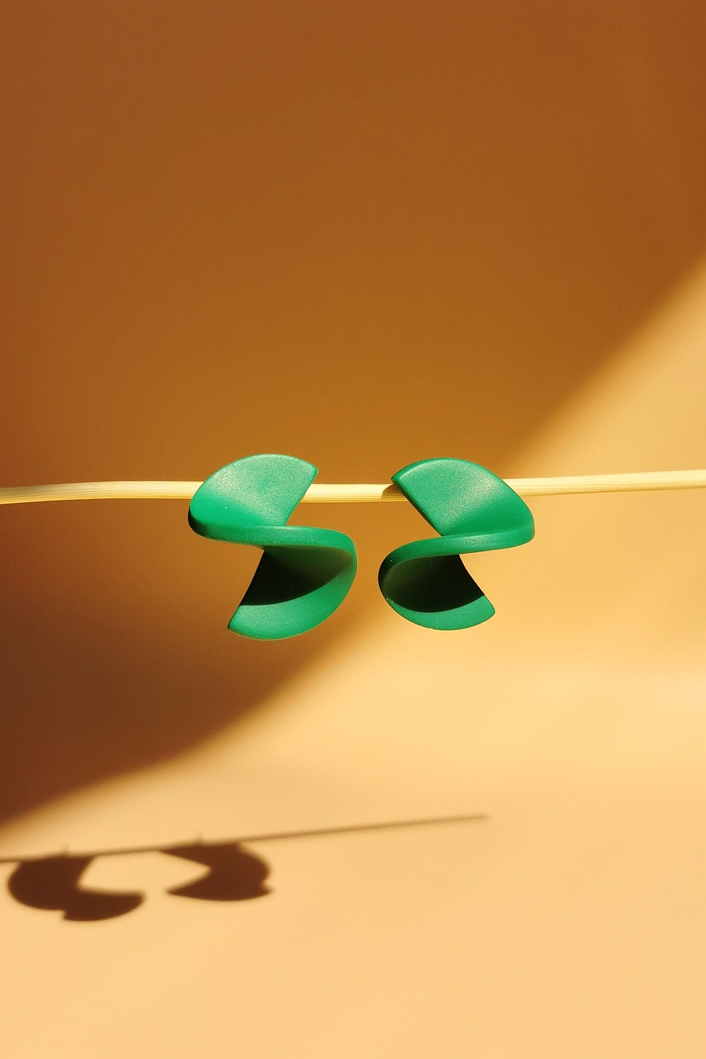 Gedrehtes Design – farbenfrohe Statement-Ohrstecker handgefertigt