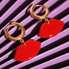 Statement Creolen Red Kiss auf violettem Papierhintergrund