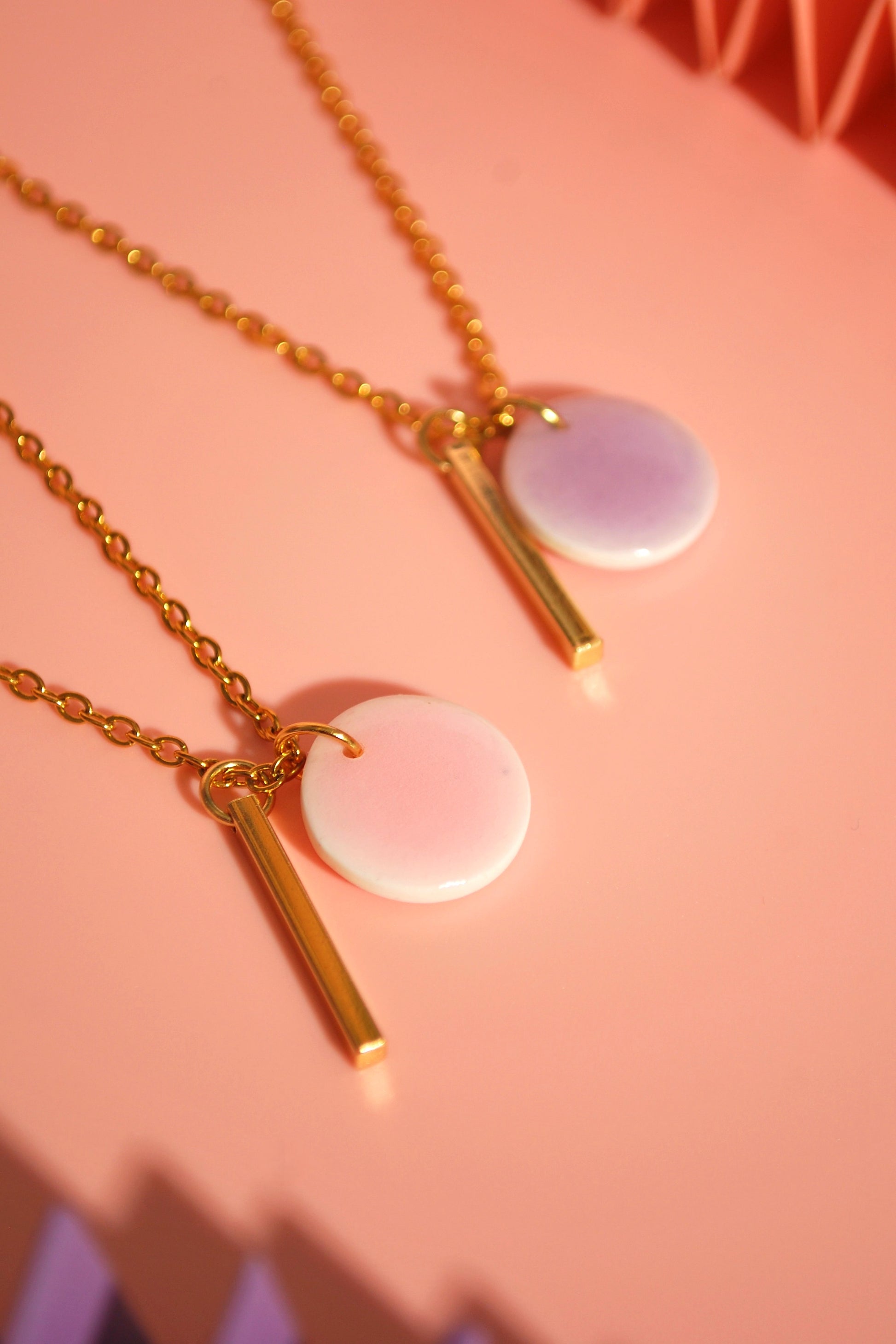 Detailaufnahme einer handmade Kette in Lavendel